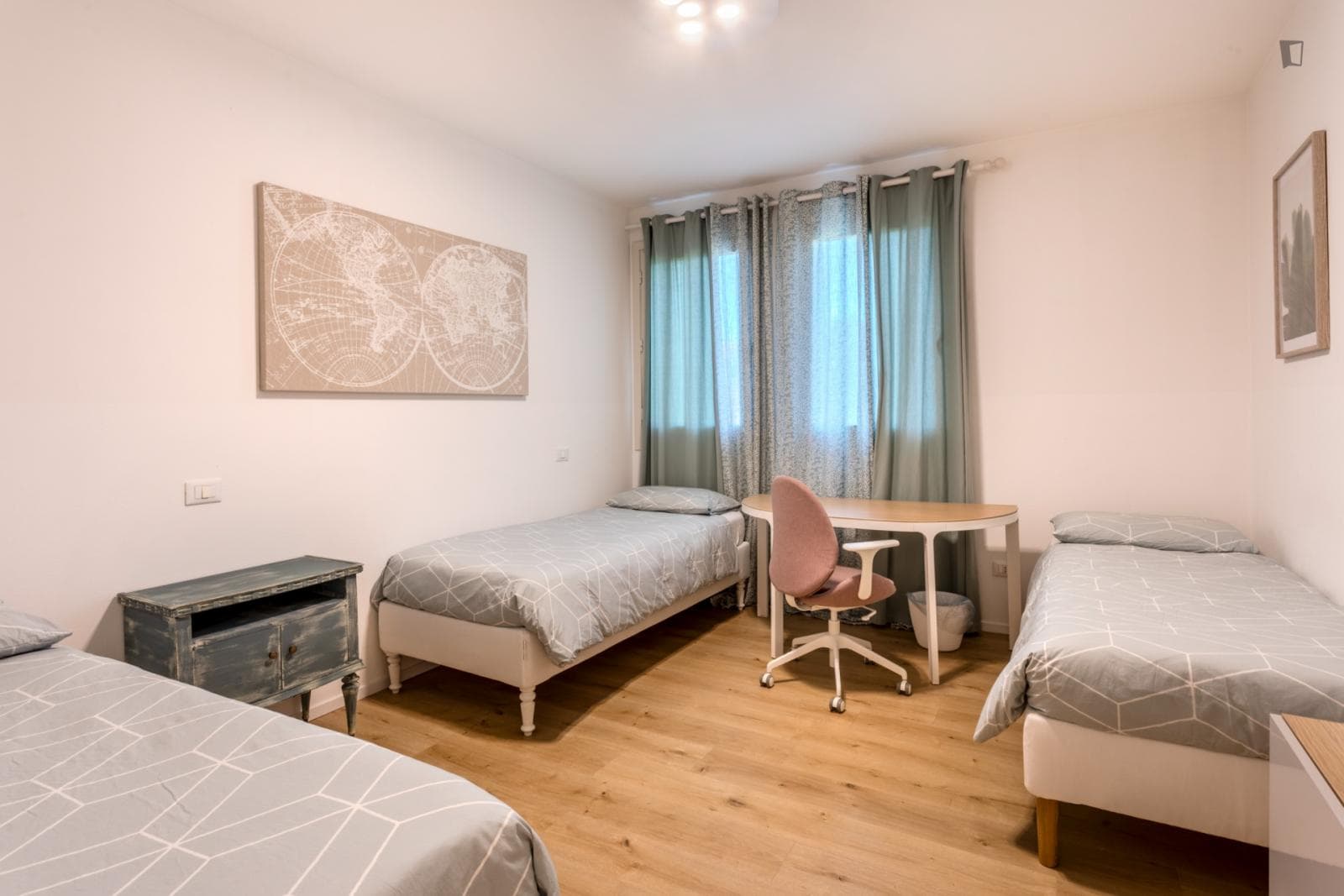 Triple bedroom in a modern and bright apartment photo 1