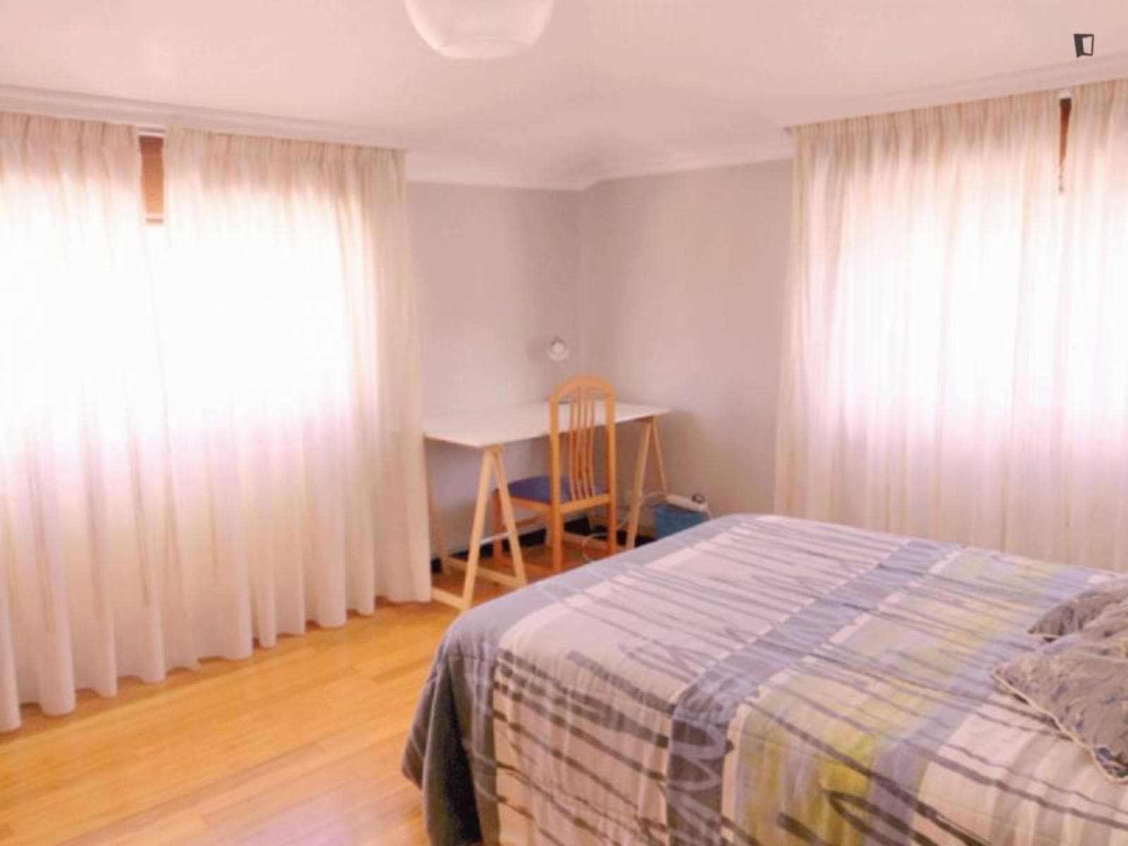 Bright double bedroom in fully furnished apartment well connected to Universidad de Vigo photo 1