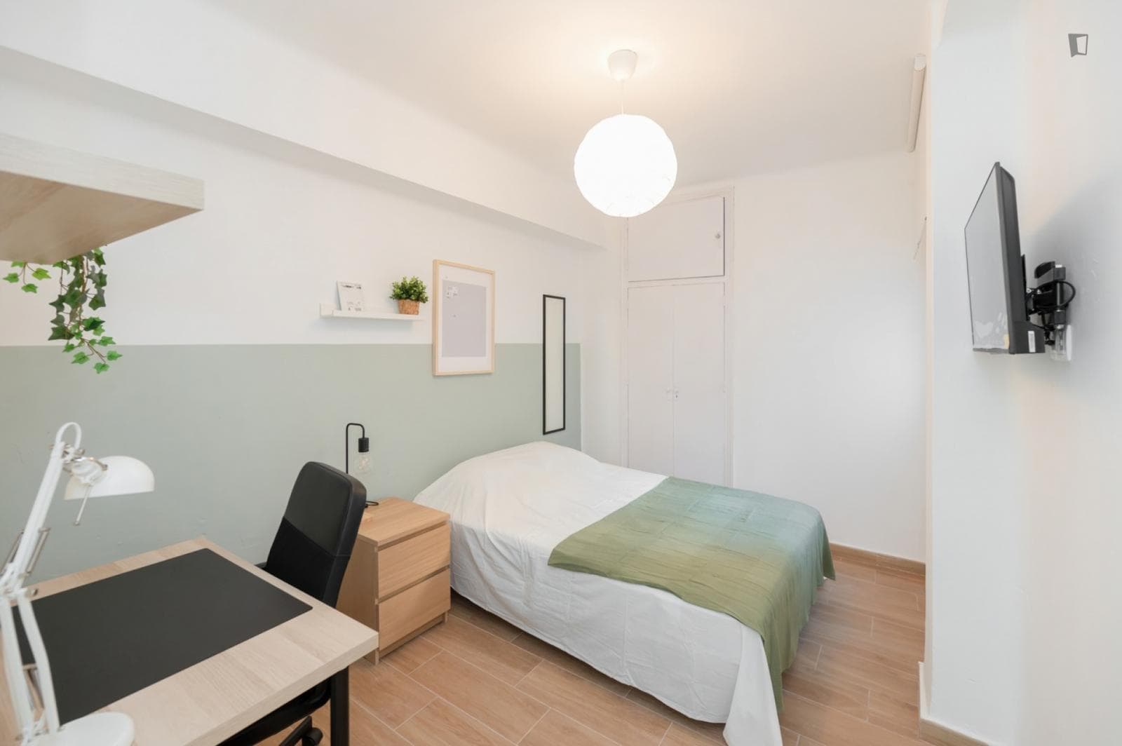 Attractive single bedroom in a property with balcony photo 1