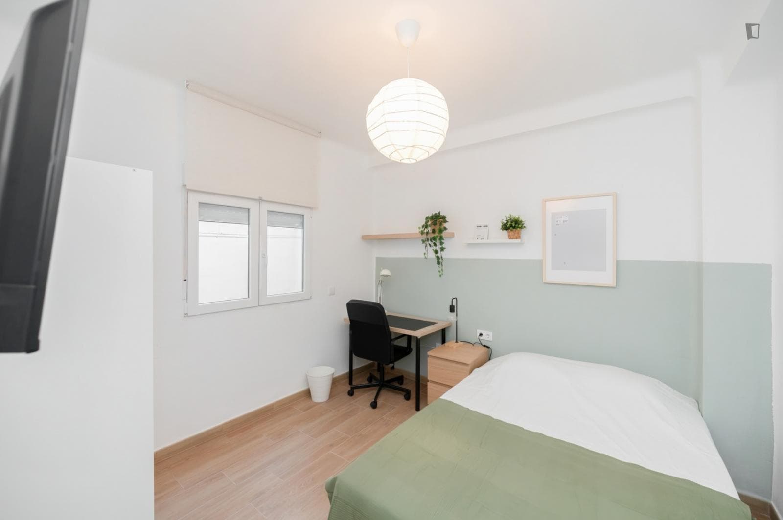 Cozy single bedroom in a property with balcony photo 1