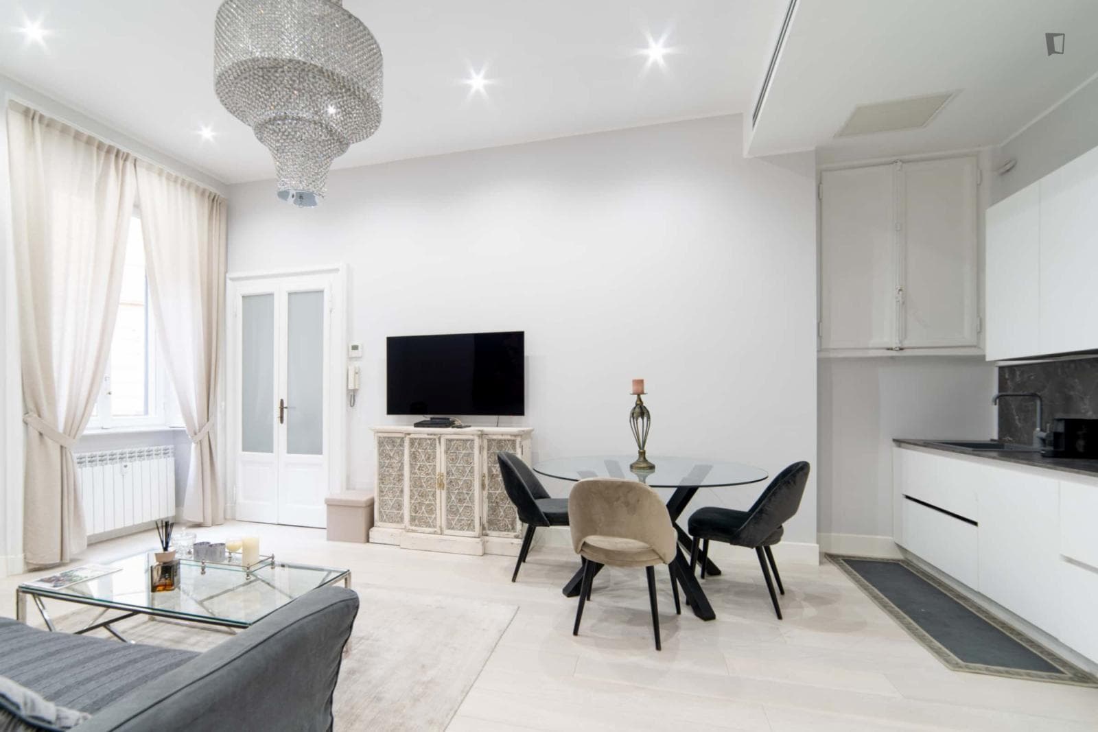 2-Bedroom Apartment in Moscova photo 1