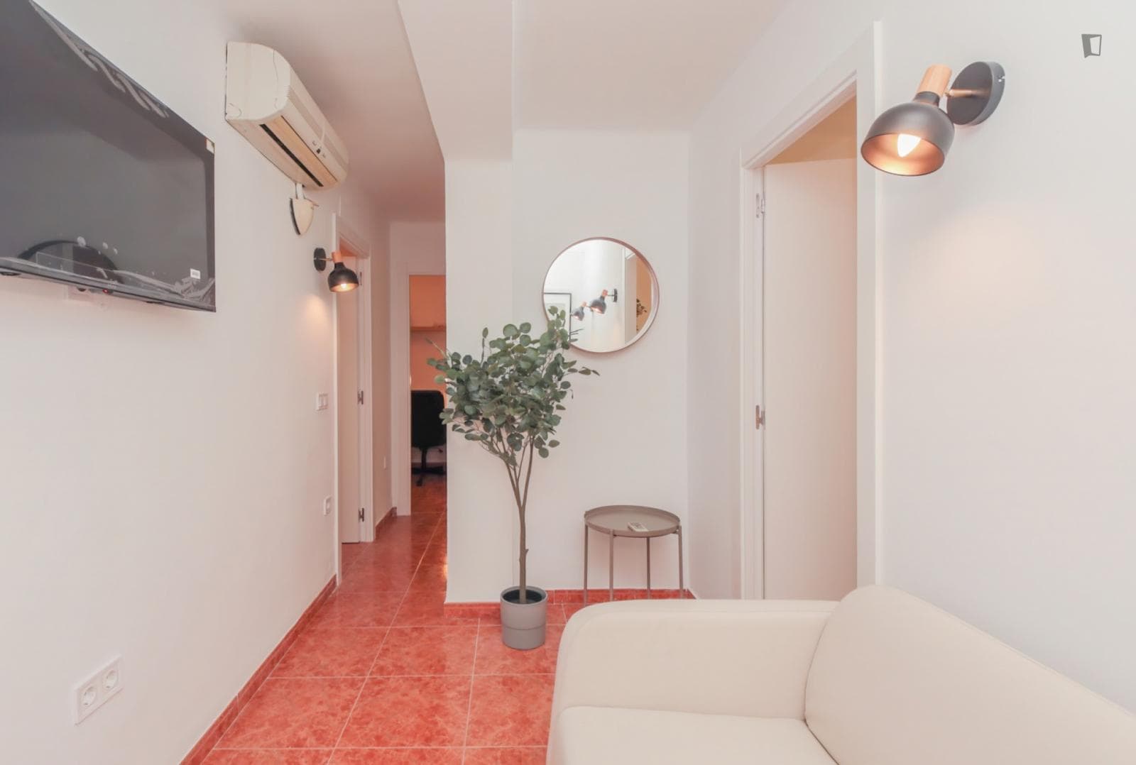 Great looking single bedroom in a property with balcony and outside area photo 1