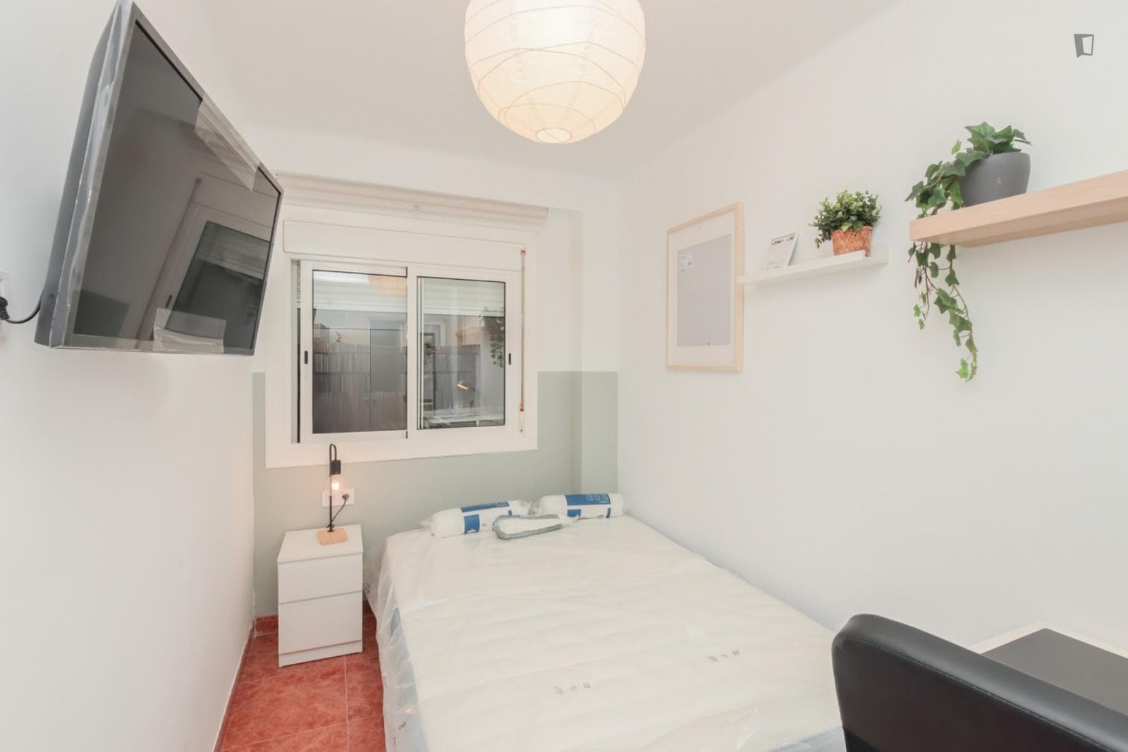 Cozy single bedroom in a property with balcony and outside area photo 1