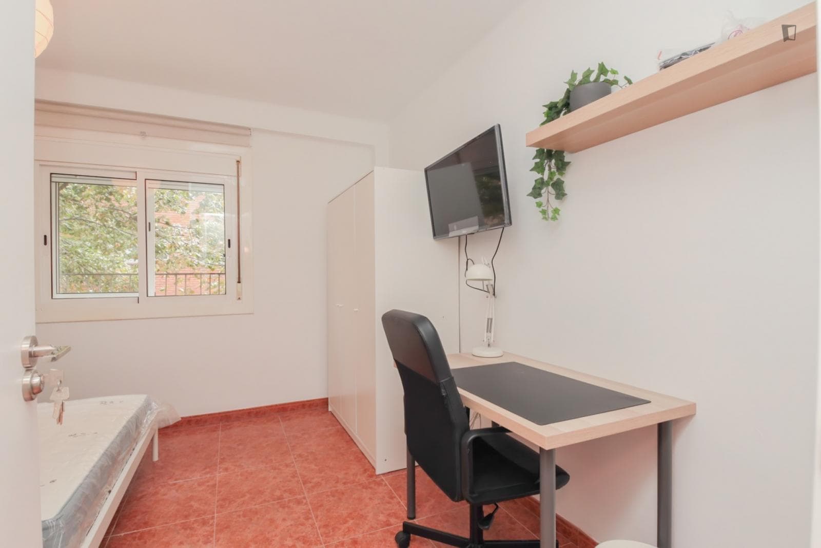 Attractive single bedroom in a property with balcony and outside area photo 1
