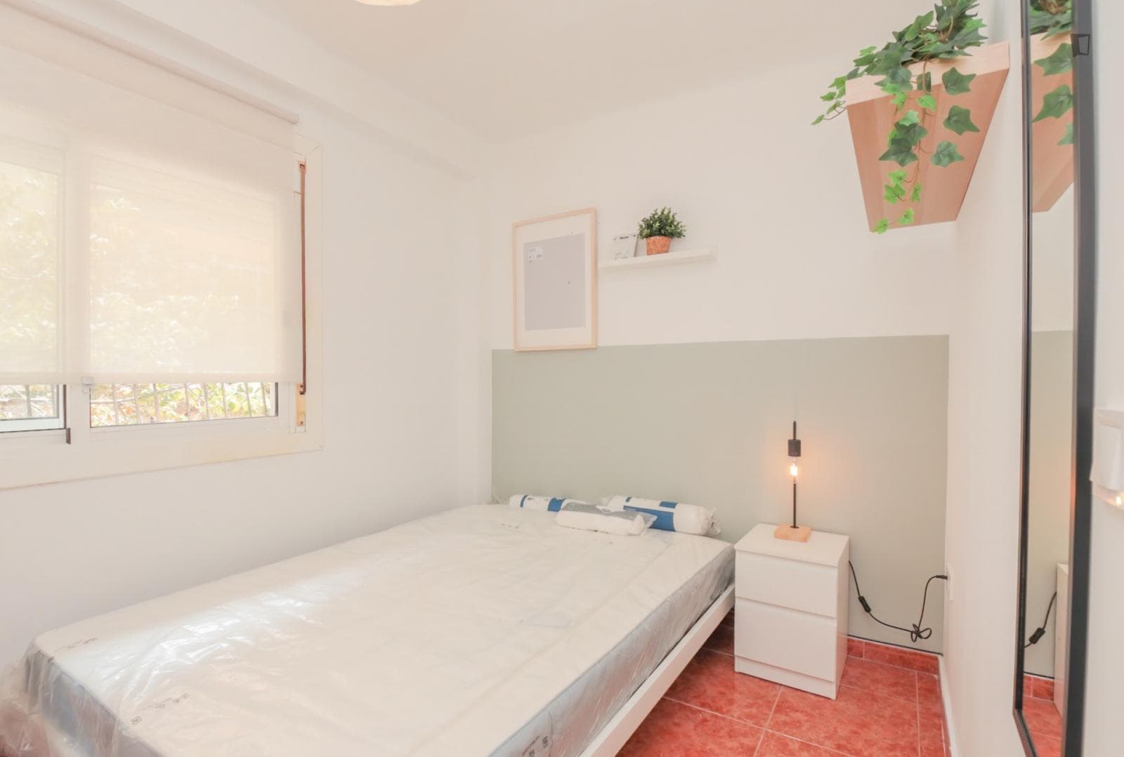 Appealing single bedroom in a property with balcony and outside area photo 1