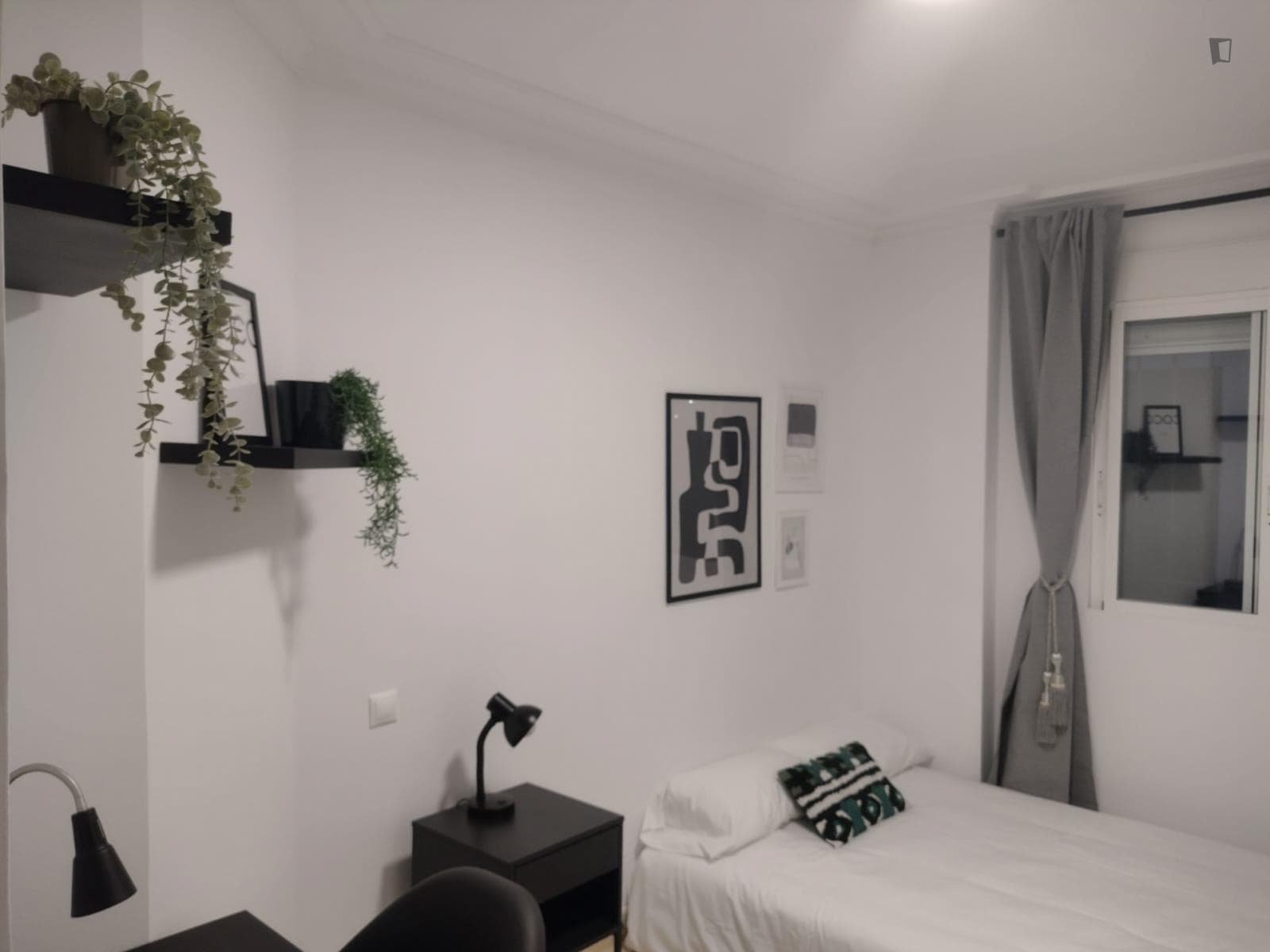Spacious double bedroom close to the University photo 1