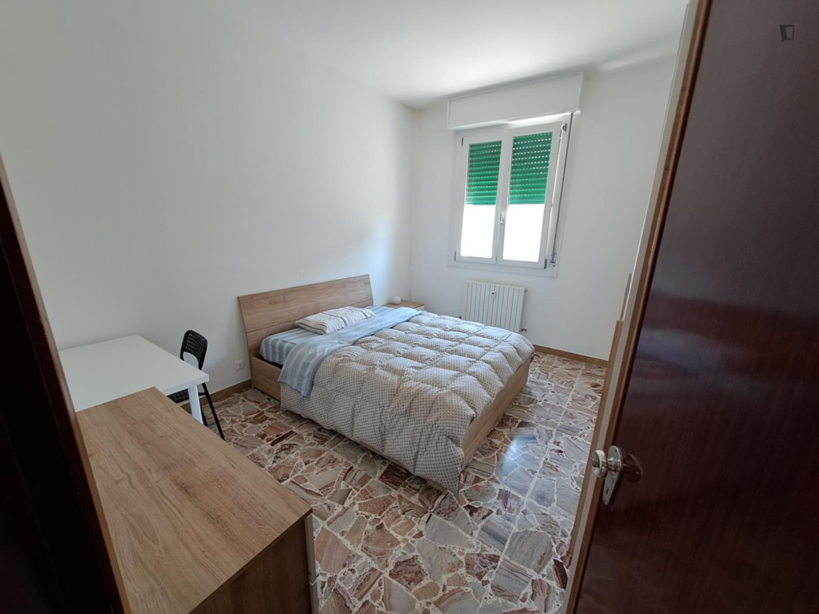 Double bedroom in 3-bedroom apartment photo 1