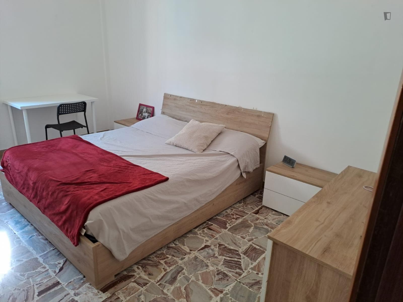 Cozy Bedroom in a 3 Bedroom-Apartment photo 1