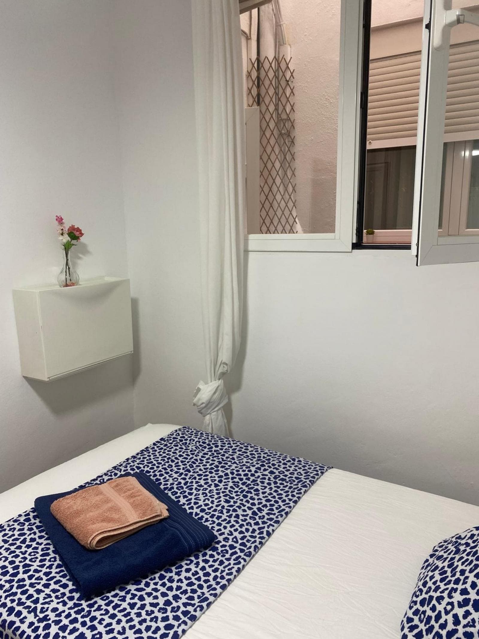 Single bedroom in 4 bedroom apartment photo 1
