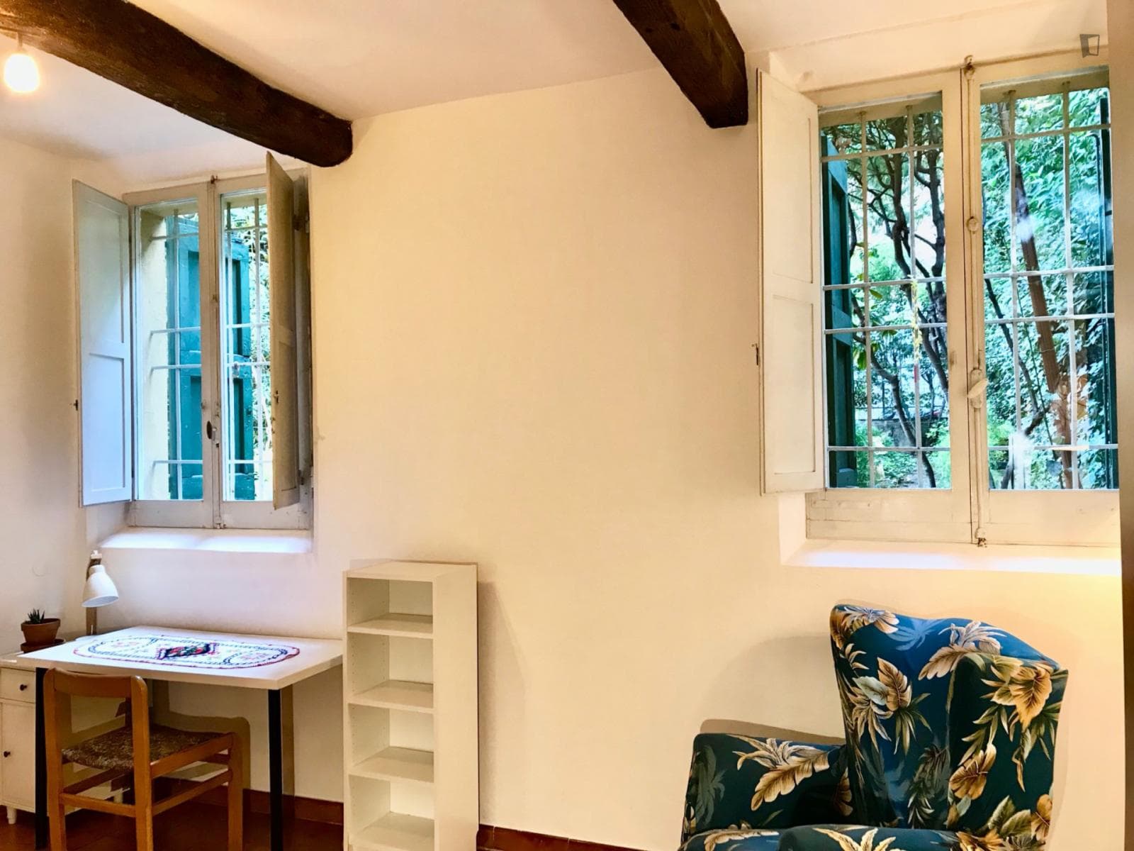 Large bedroom next to University District in historical center photo 1