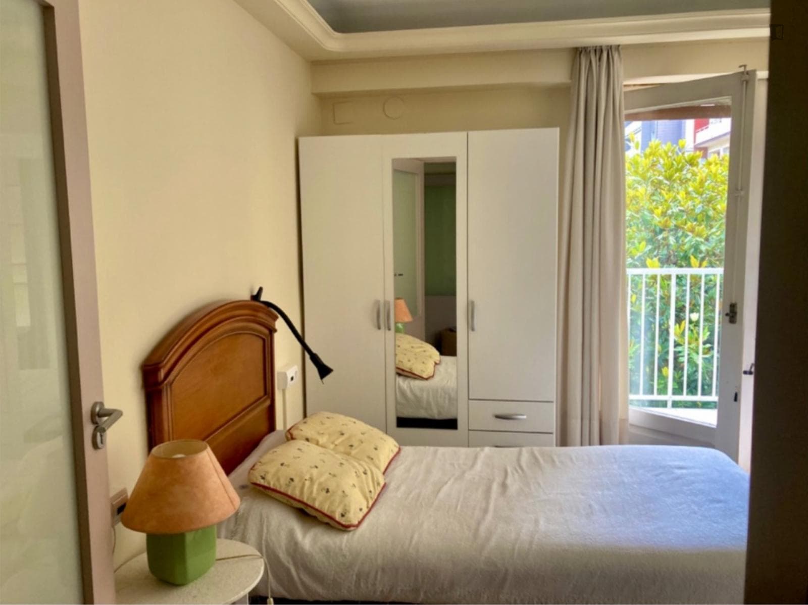 Homely single ensuite bedroom in Egia photo 1