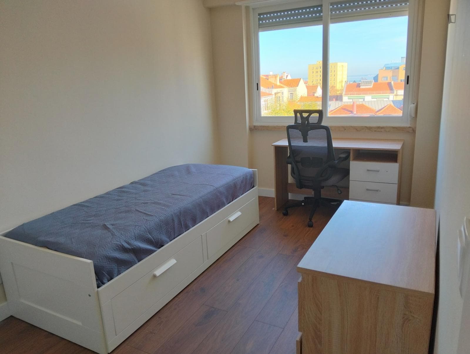 Nice single bedroom next to Anjos metro photo 1