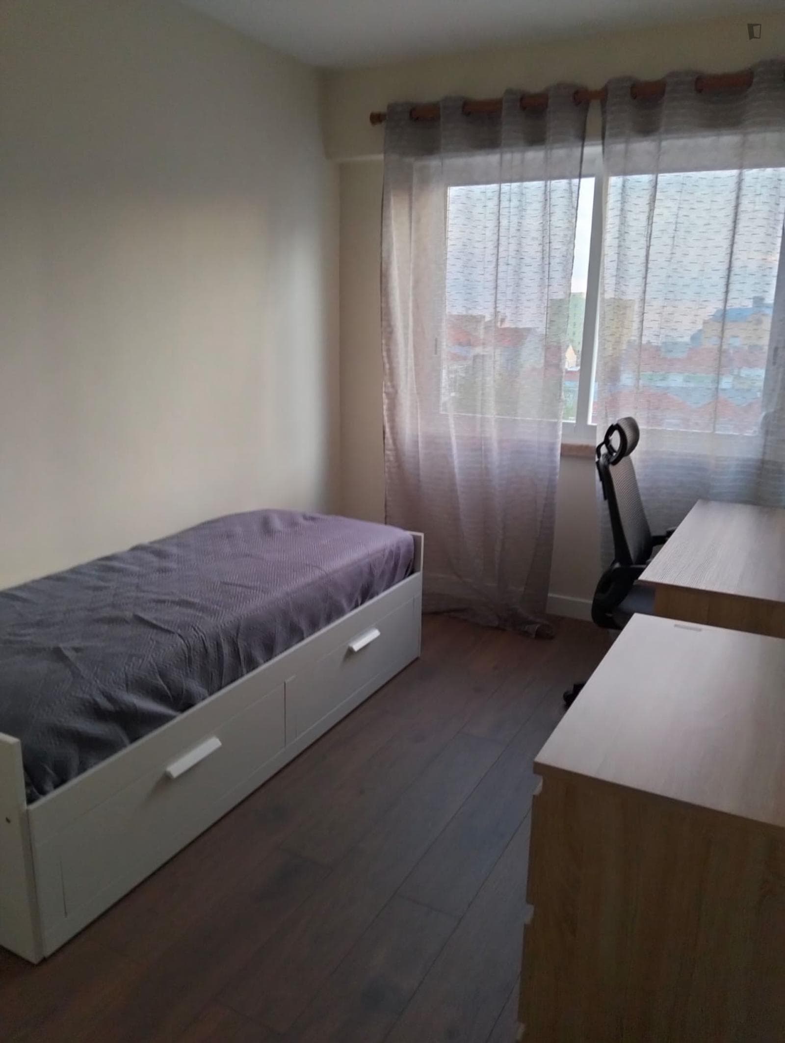 Comfortable single bedroom photo 1
