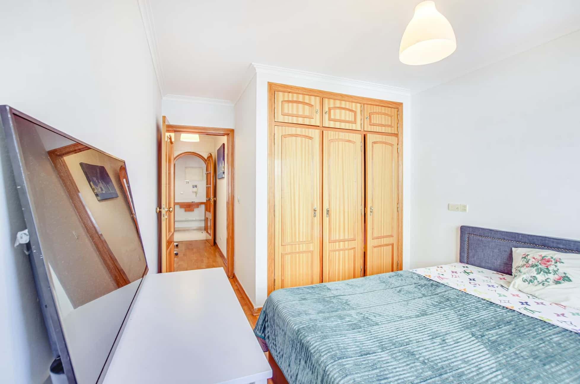 Bright room in Rua da Holanda, 1 (20min from Lisbon) photo 1