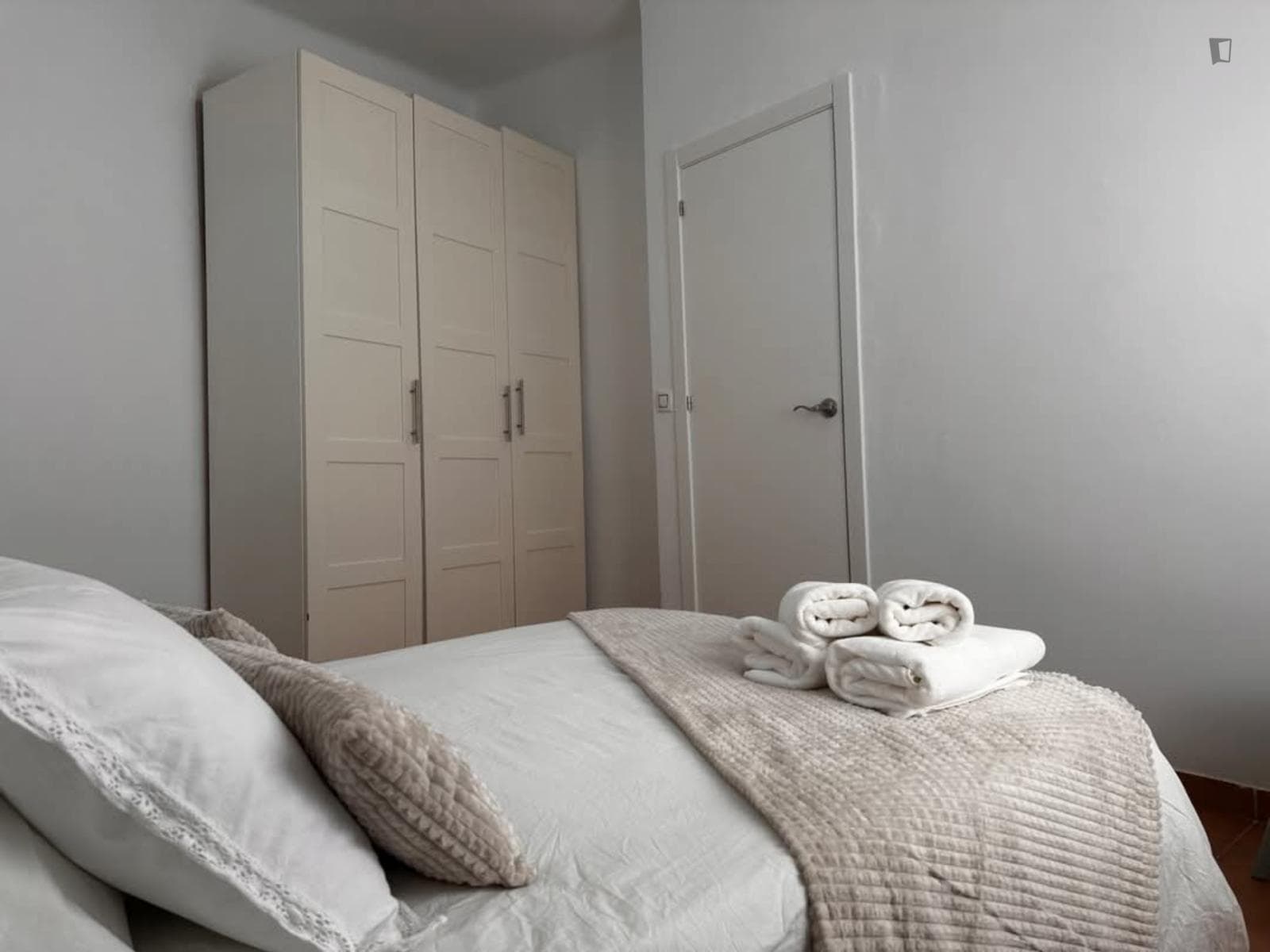 Welcoming 3-bedroom apartment near the University Campus of Cartuja photo 1