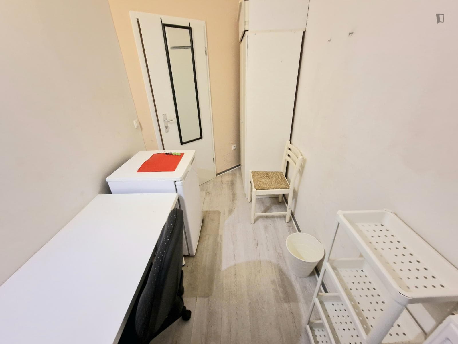 Inviting beautiful single bedroom with lock photo 1