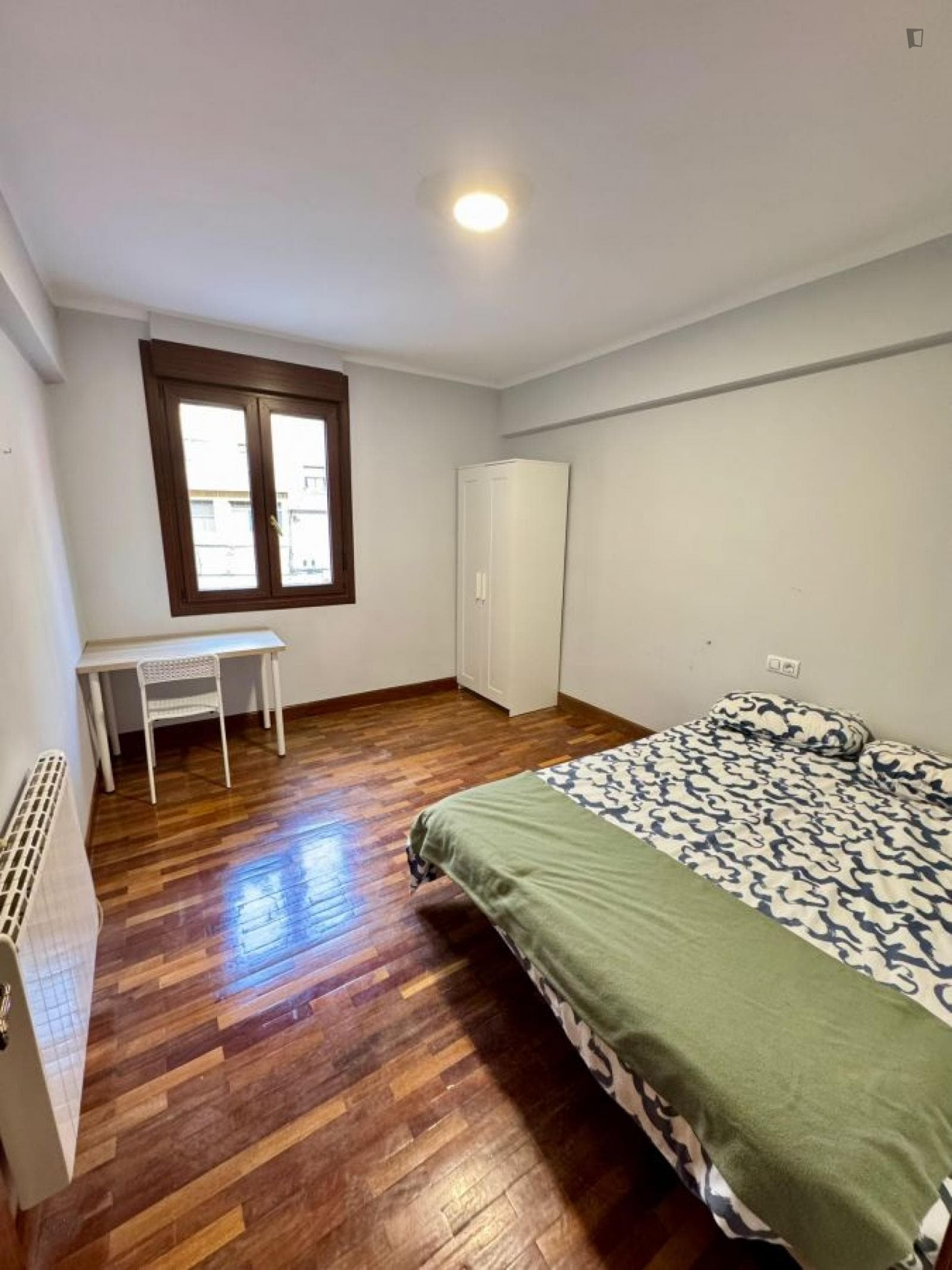 Appealing double bedroom near the Uribarri metro photo 1