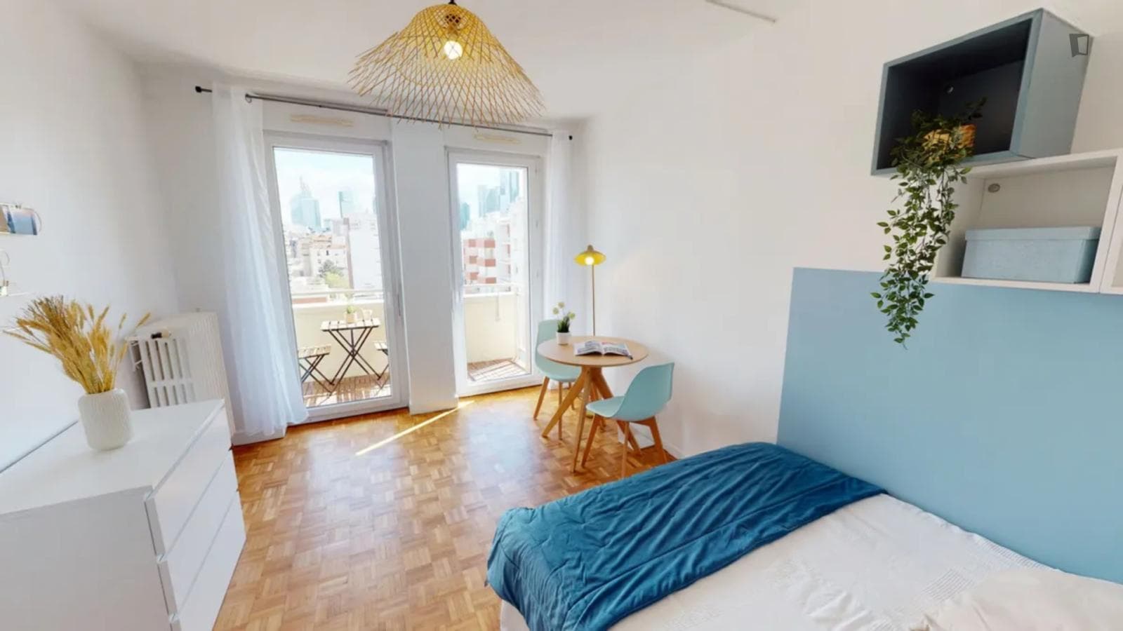 Bright double bedroom with balcony close to Courbevoie train station photo 1
