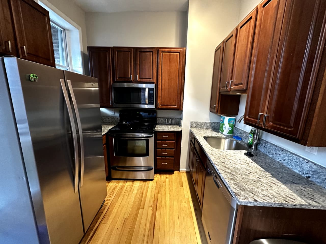 Beautiful House with Spacious Bedroom 10-12 minutes walk to Union Bus Station photo 1