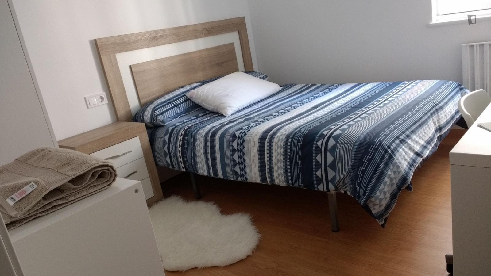 Double bedroom in a 4-bedroom apartment near Campus de Llamaquique photo 1