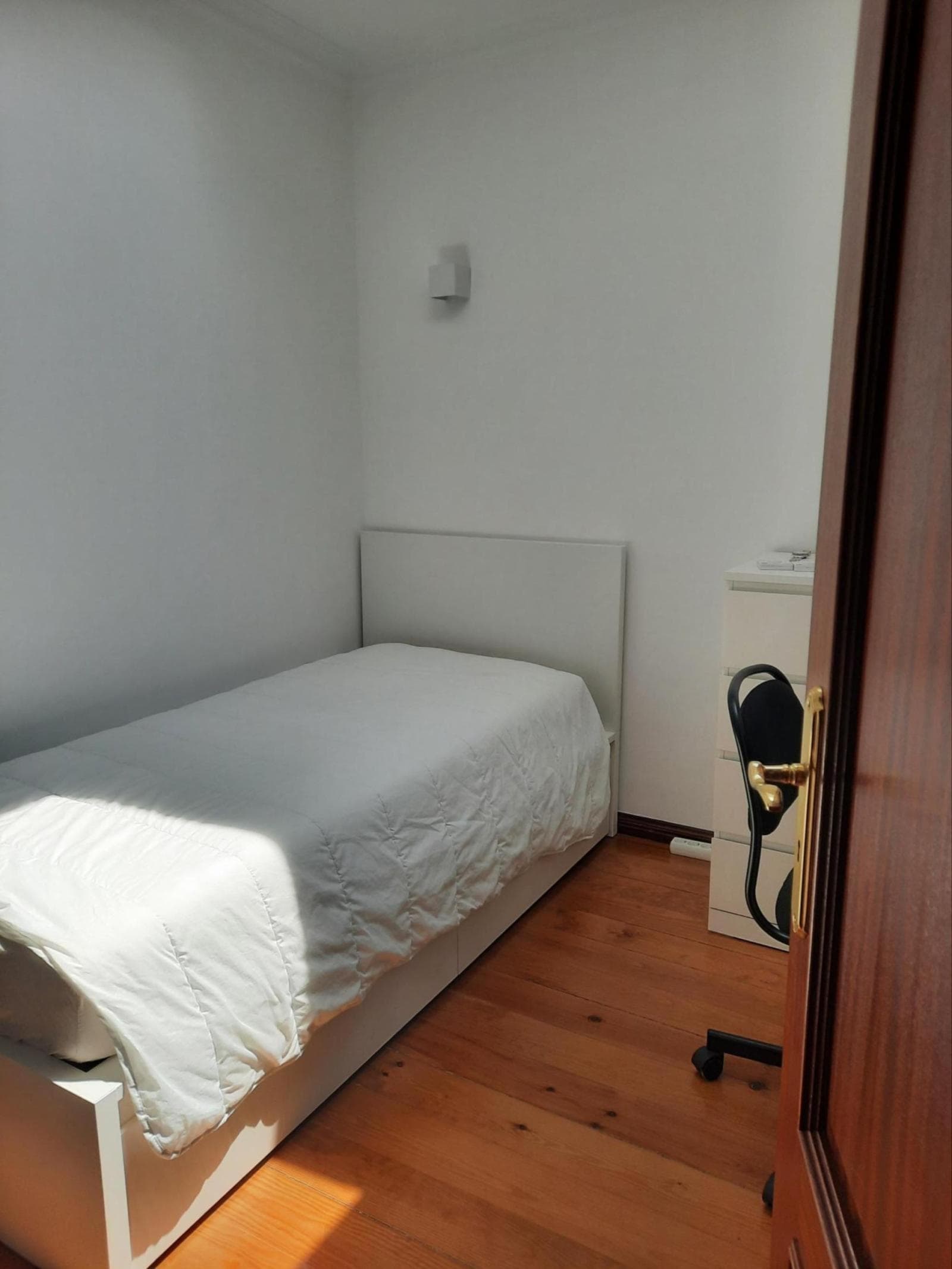 Lovely bedroom next to Alameda metro station photo 1