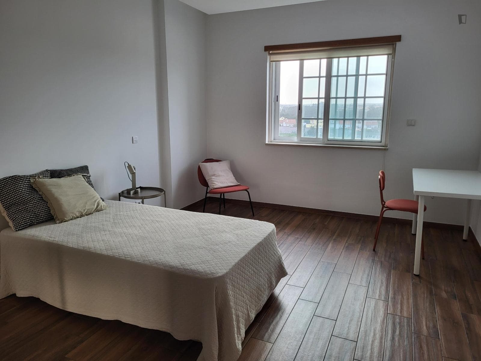 Exclusive Single Bedroom close to Foros de Amora Train Station photo 1
