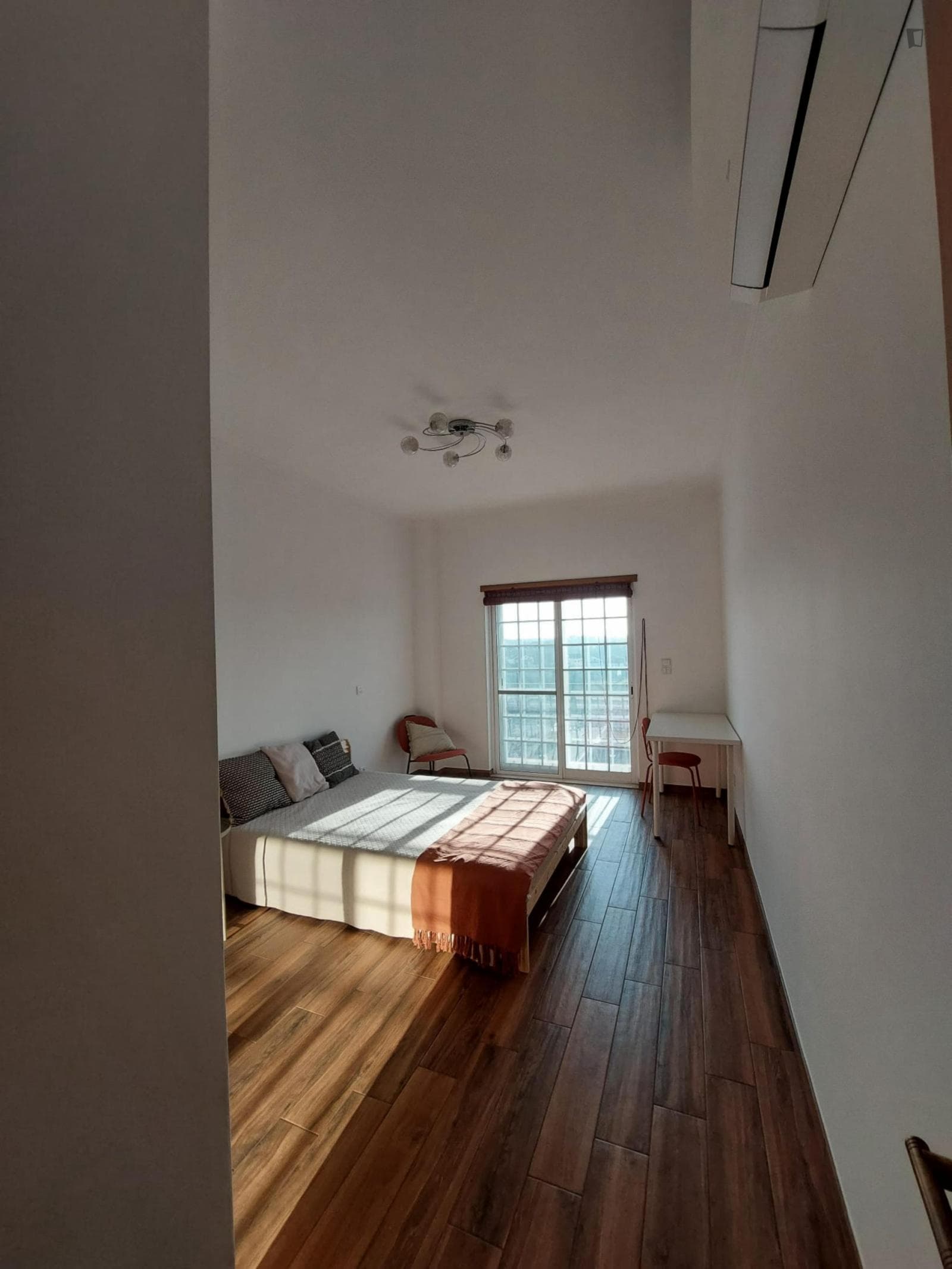 Spacious Double Bedroom with a private bathroom and a balcony close to Foros de Amora Train Station photo 1