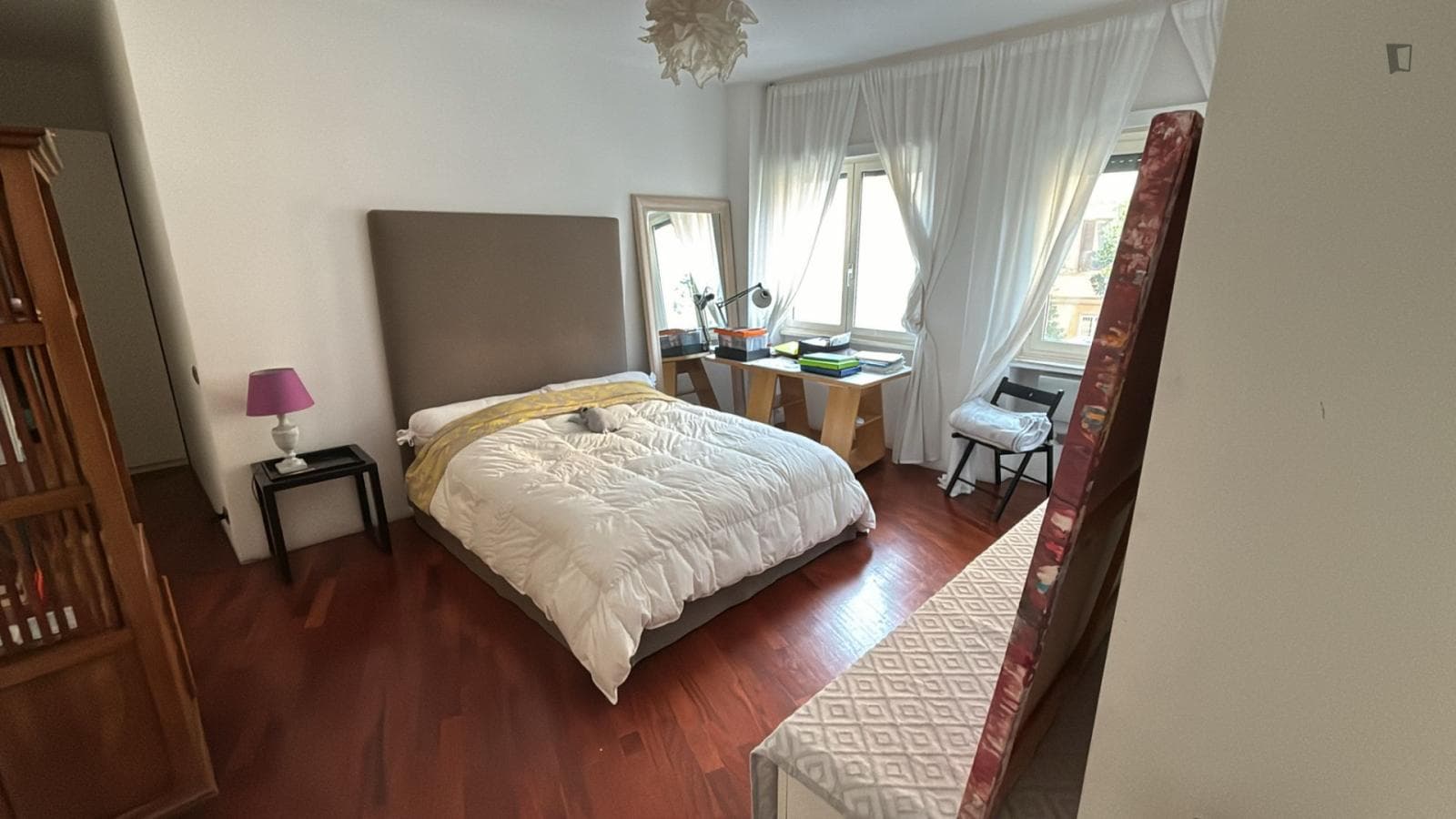 Ensuite Bedroom in a Elegant Shared Apartment photo 1