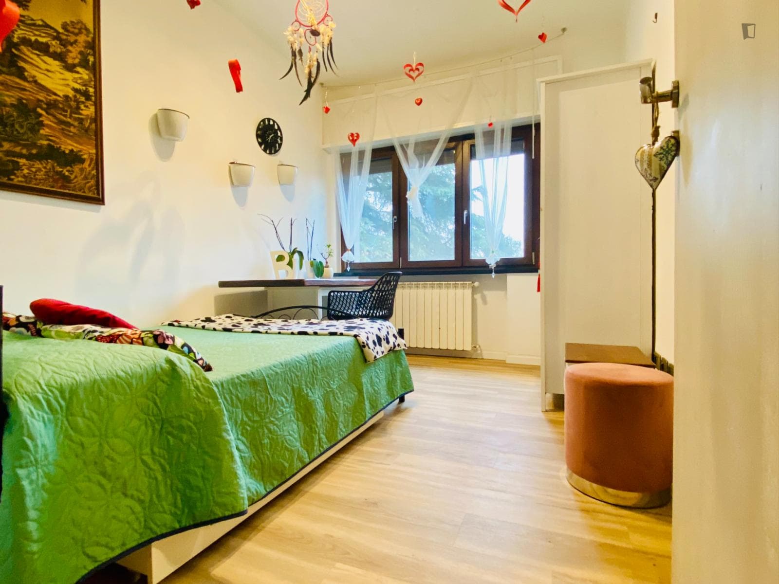 Double bedroom, with private bathroom, in 4-bedroom apartment photo 1