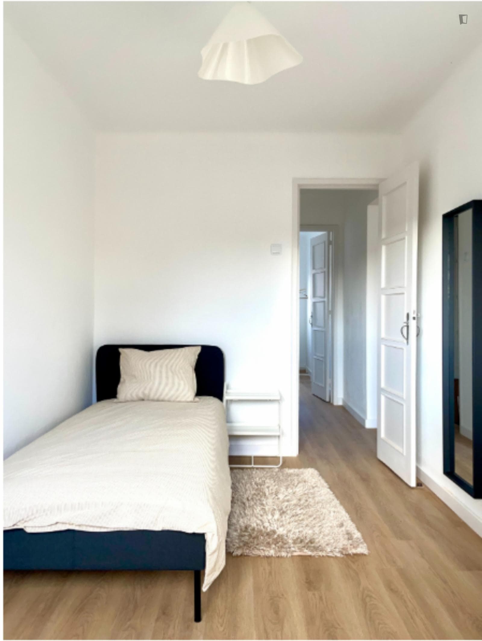 Captivating Single Bedroom close to Carnide Metro photo 1