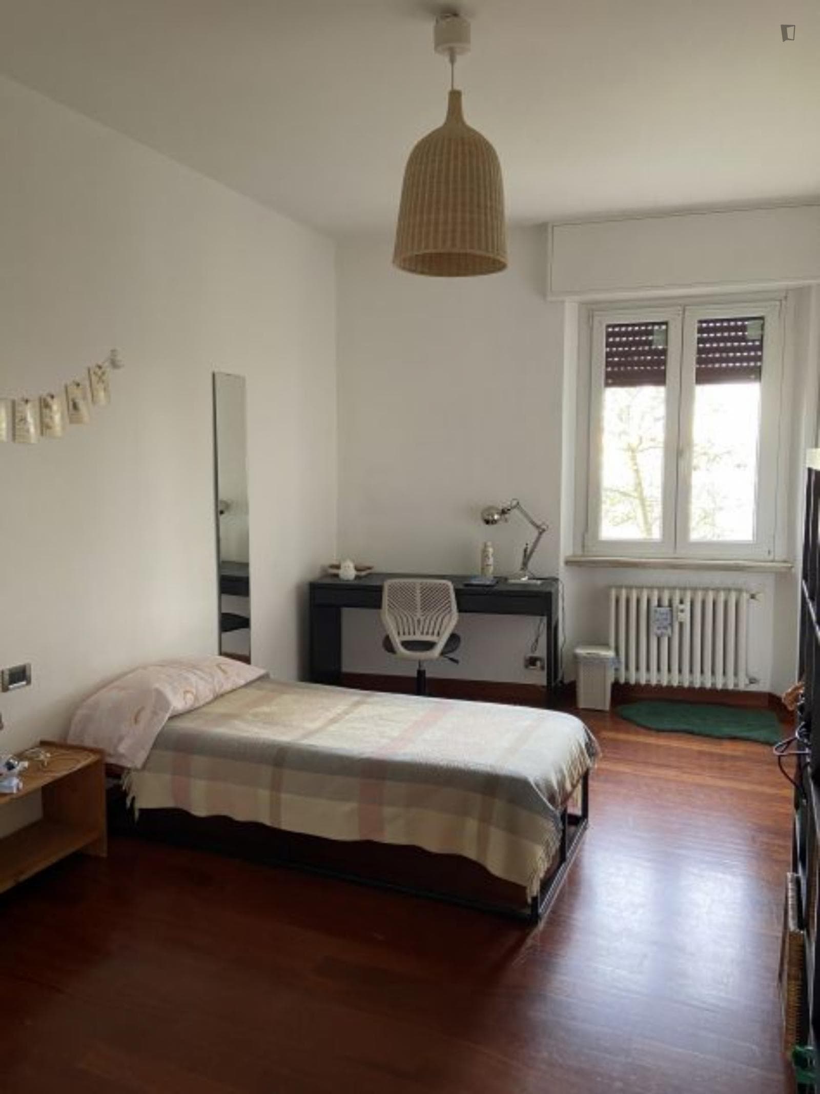 Single bedroom, with balcony, in 3-bedroom apartment photo 1