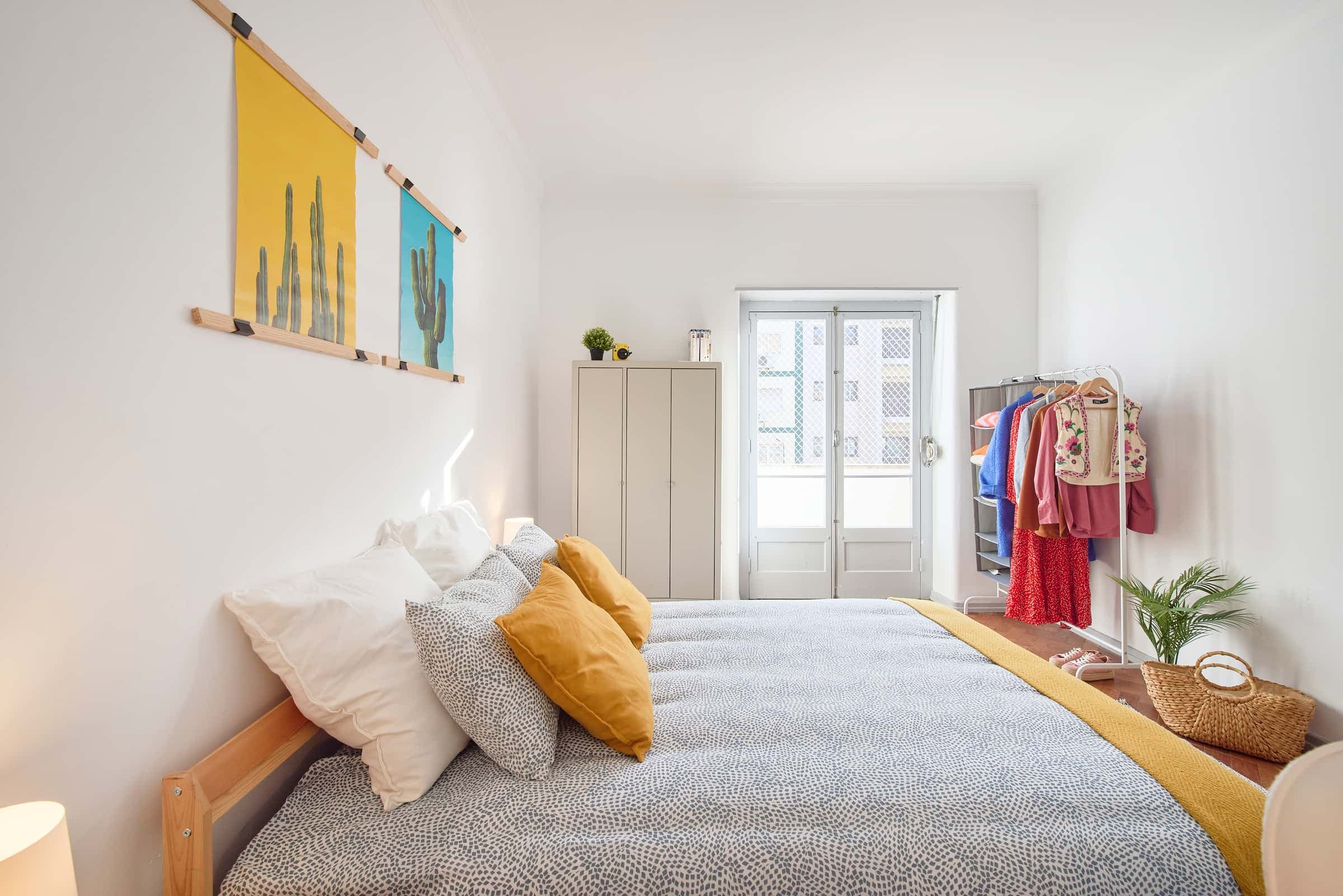 Bedroom with private balcony in a 7-bedroom apartment in Lisbon - Room 7 photo 1