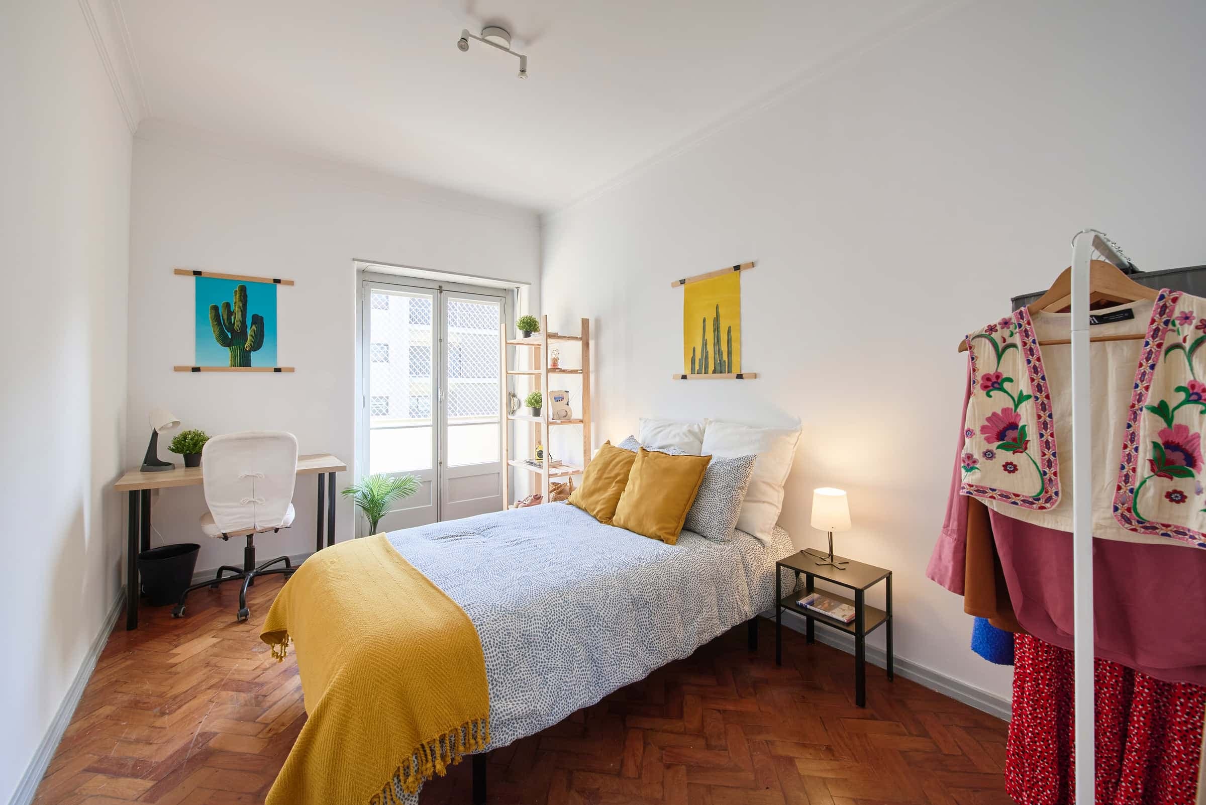 Bedroom with private balcony in a 7-bedroom apartment in Lisbon - Room 6 photo 1