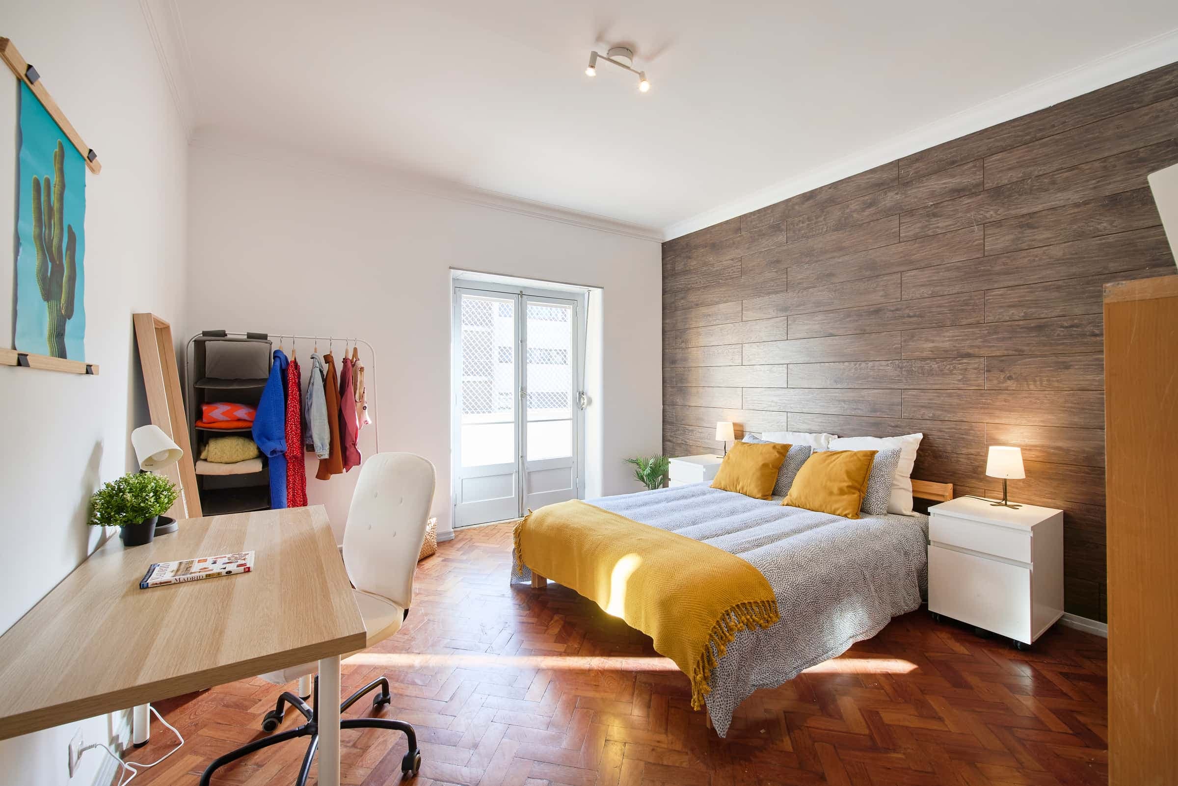Bedroom with private balcony in a 7-bedroom apartment in Lisbon - Room 5 photo 1