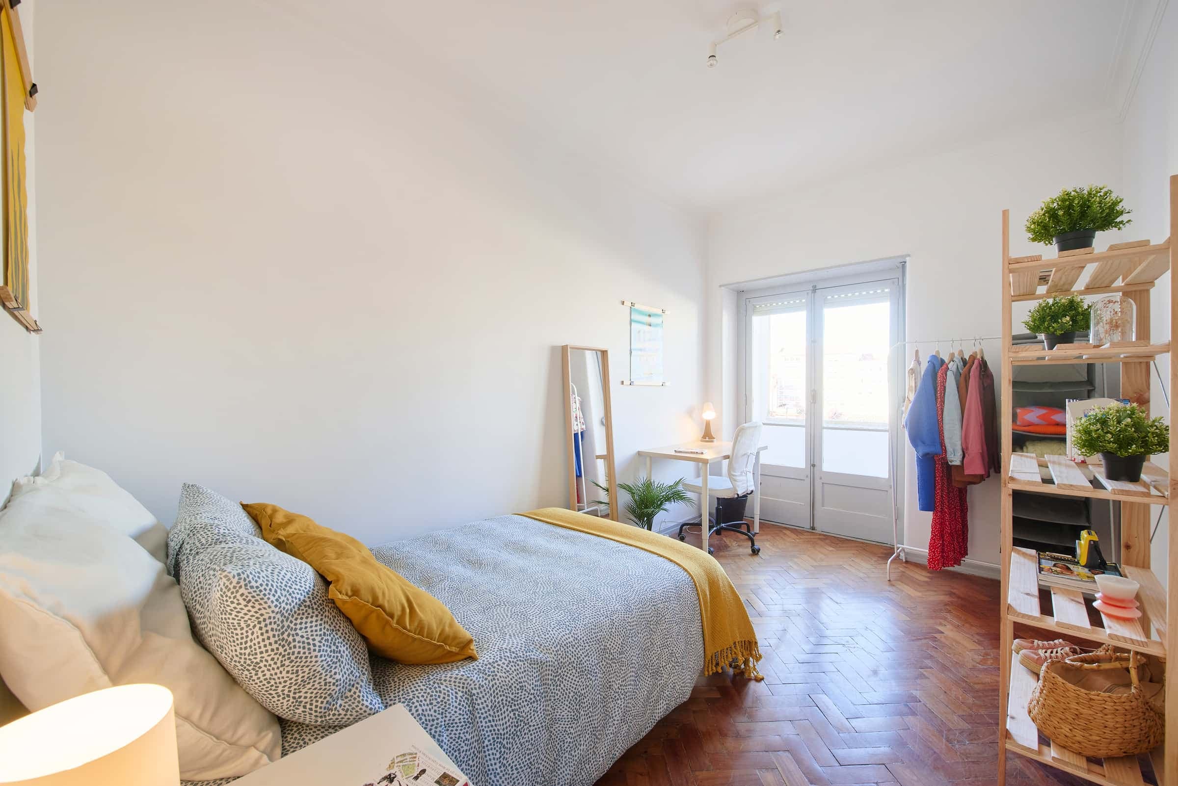 Bedroom with private balcony in a 7-bedroom apartment in Lisbon - Room 4 photo 1
