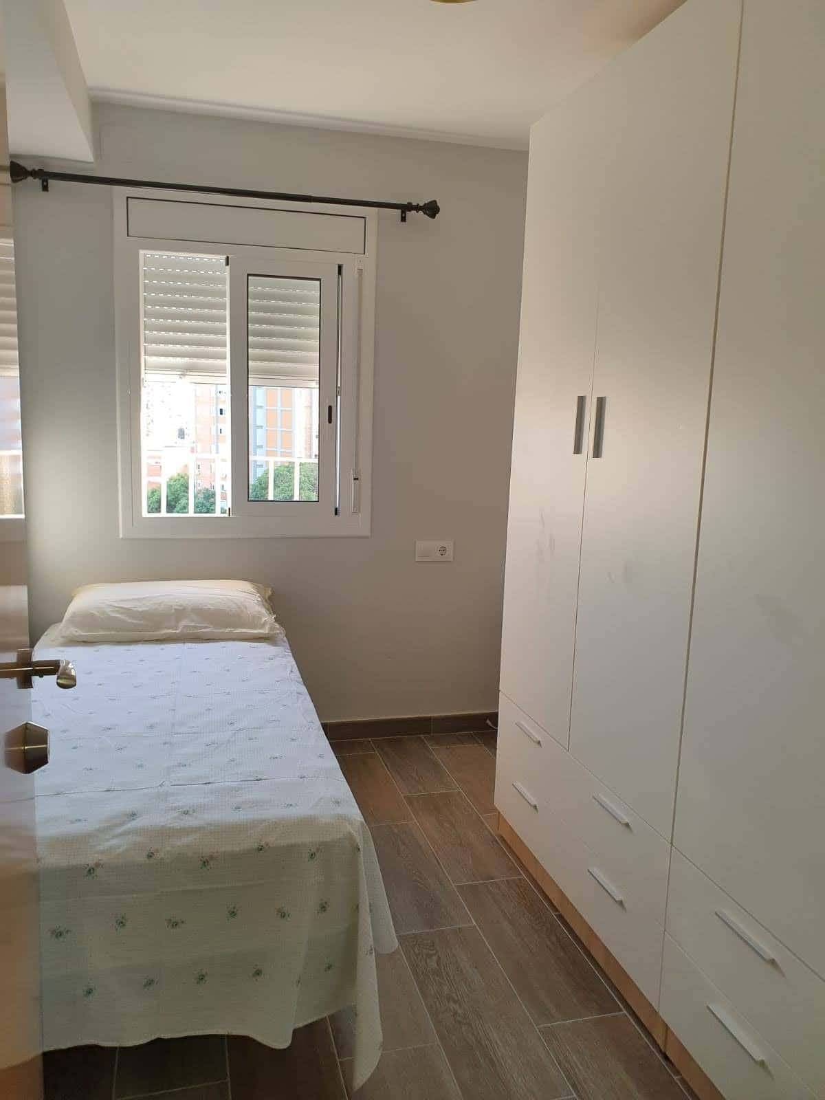 Room in Carrer Xiprer, Cornellà de Llobregat for 55 m² with 3 bedrooms photo 1