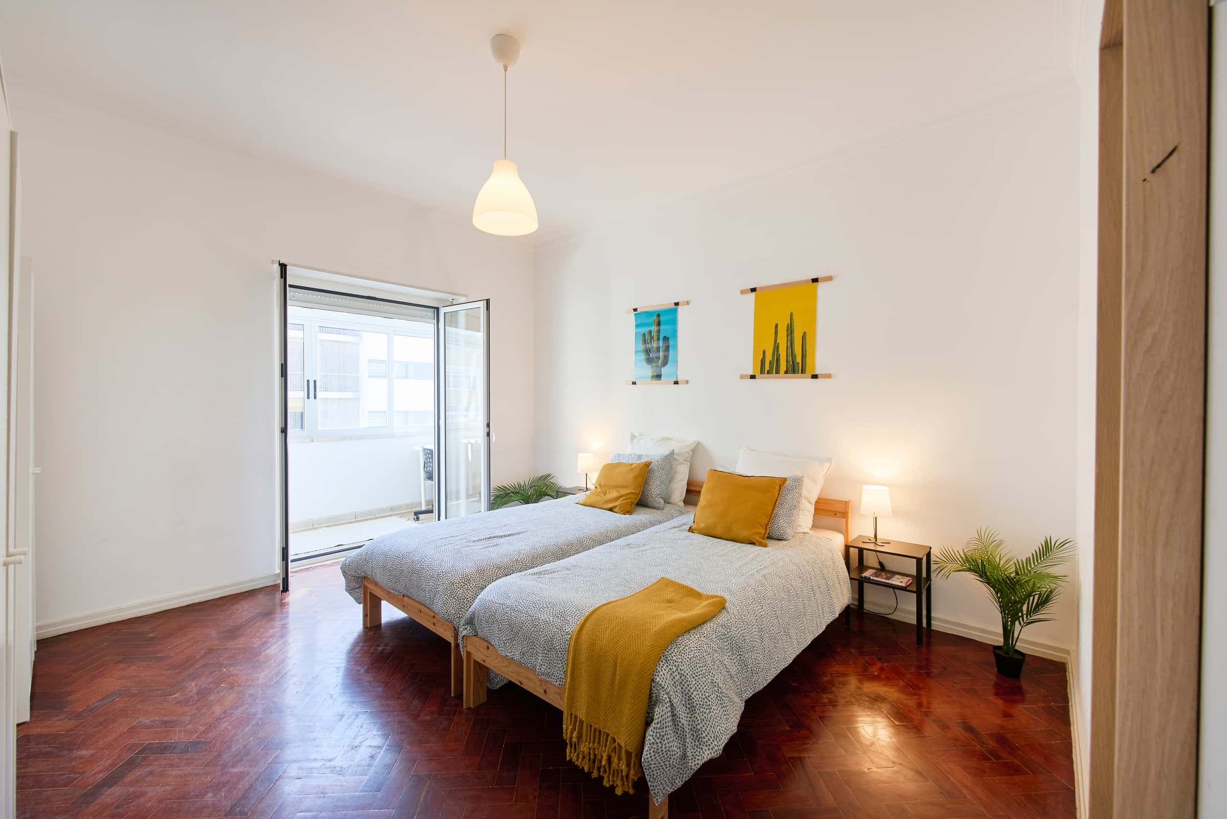 Twin bedroom in a 7-bedroom apartment in Lisbon - Room 5 photo 1
