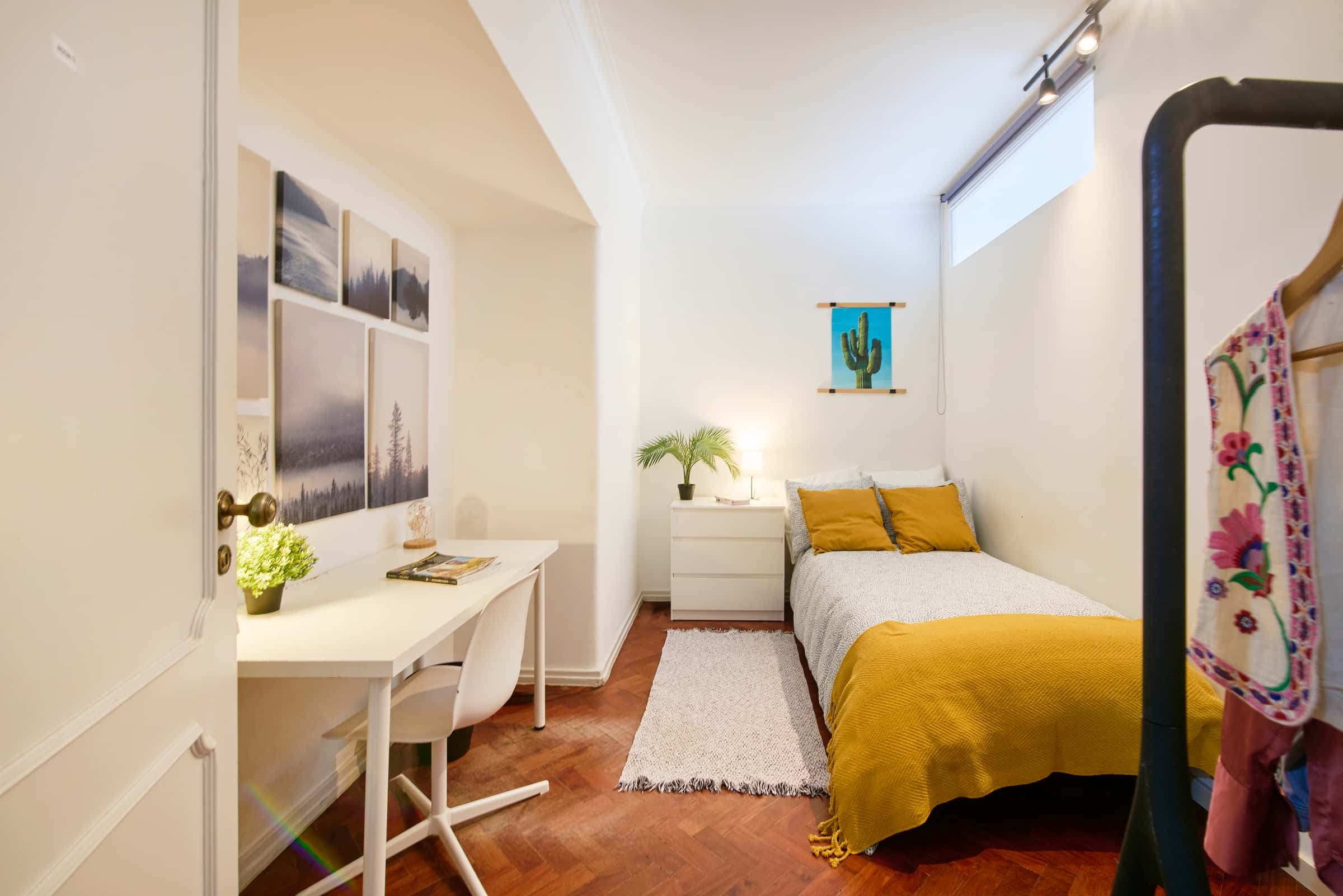 Interior bedroom in a 7-bedroom apartment in Lisbon - Room 3 photo 1