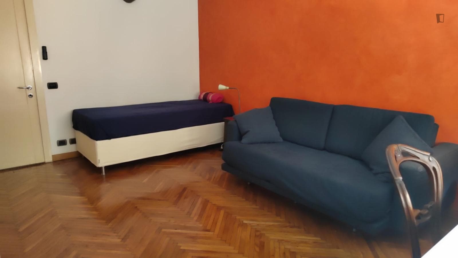 Welcoming Bedroom in a 3 Bedroom Apartment in Milan photo 1