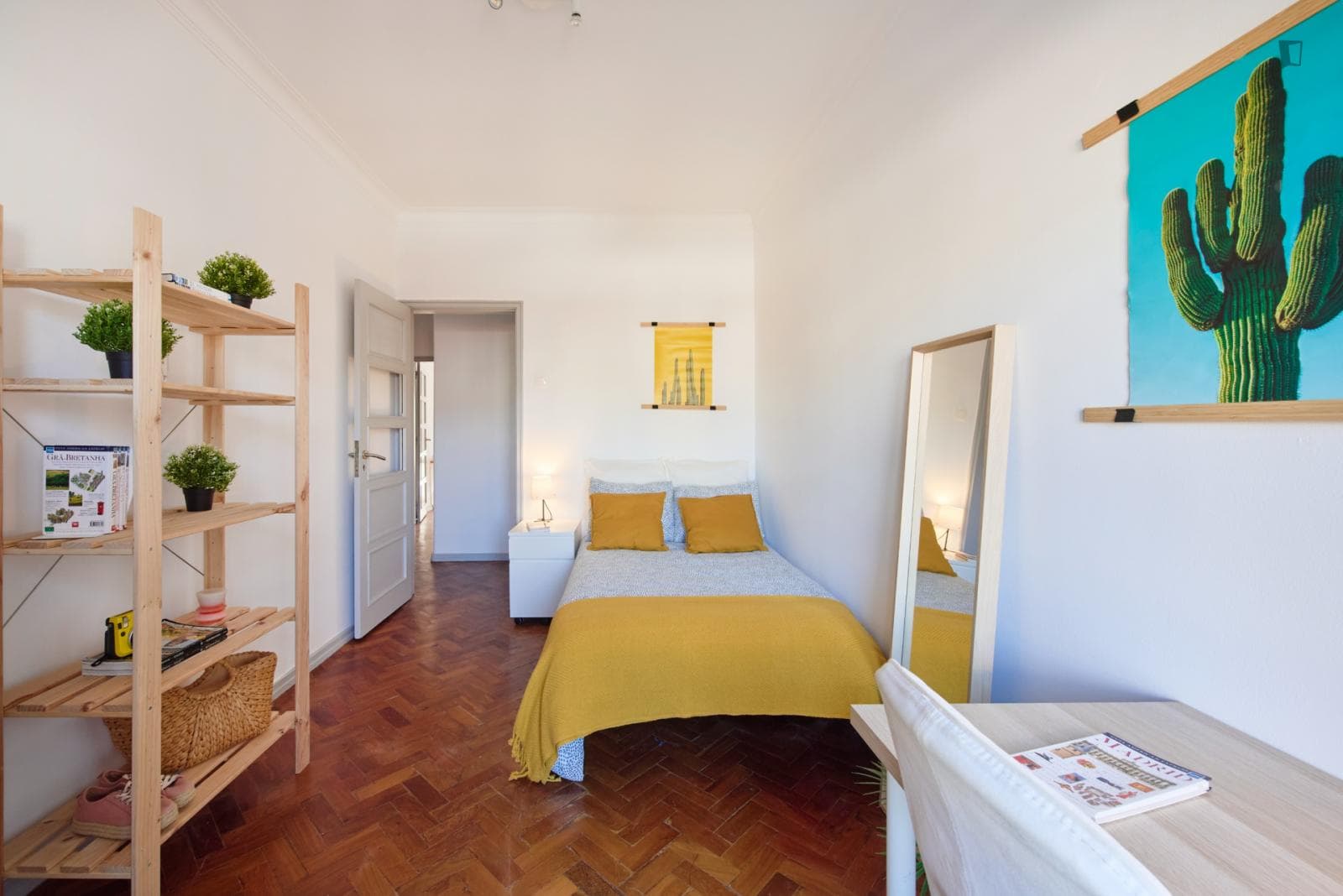 Inviting bedroom not far from IST photo 1