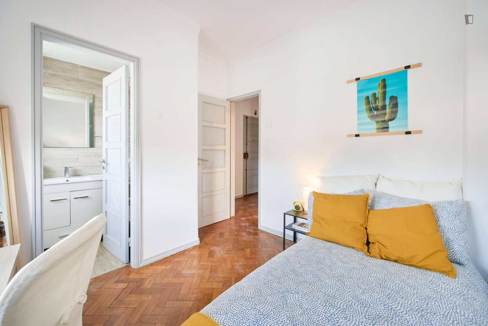 Sunny ensuite bedroom next to Arroios metro station photo 1