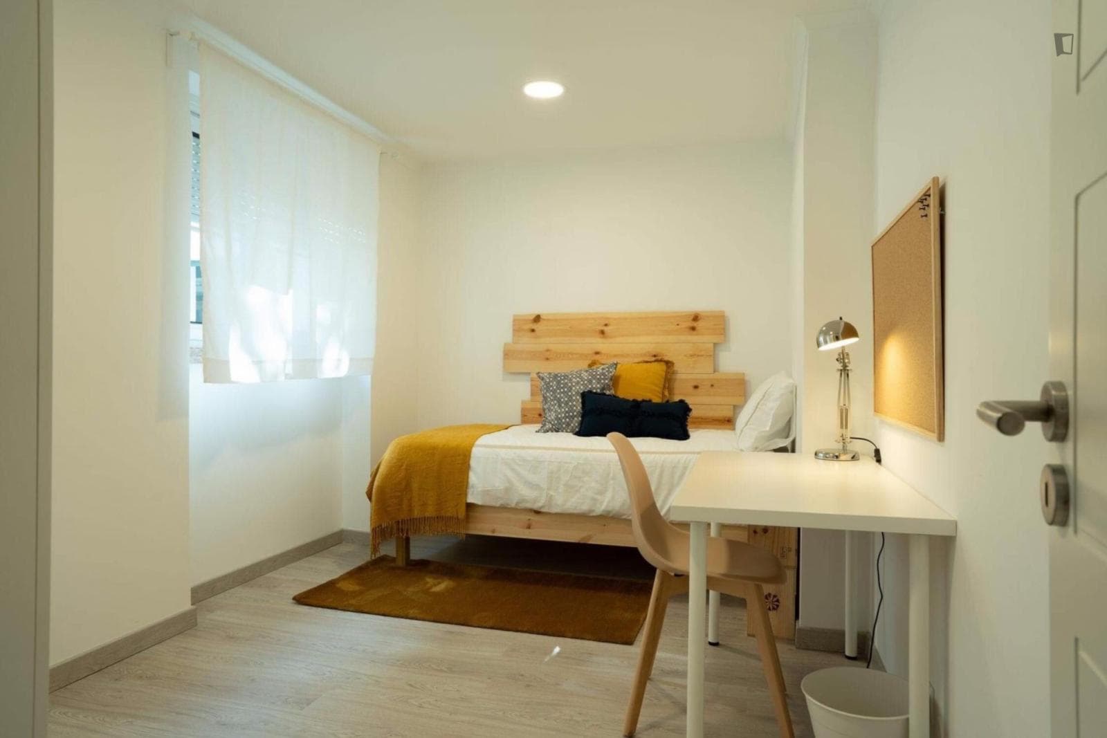 Homely single bedroom close to NOVA School of Business and Economics photo 1