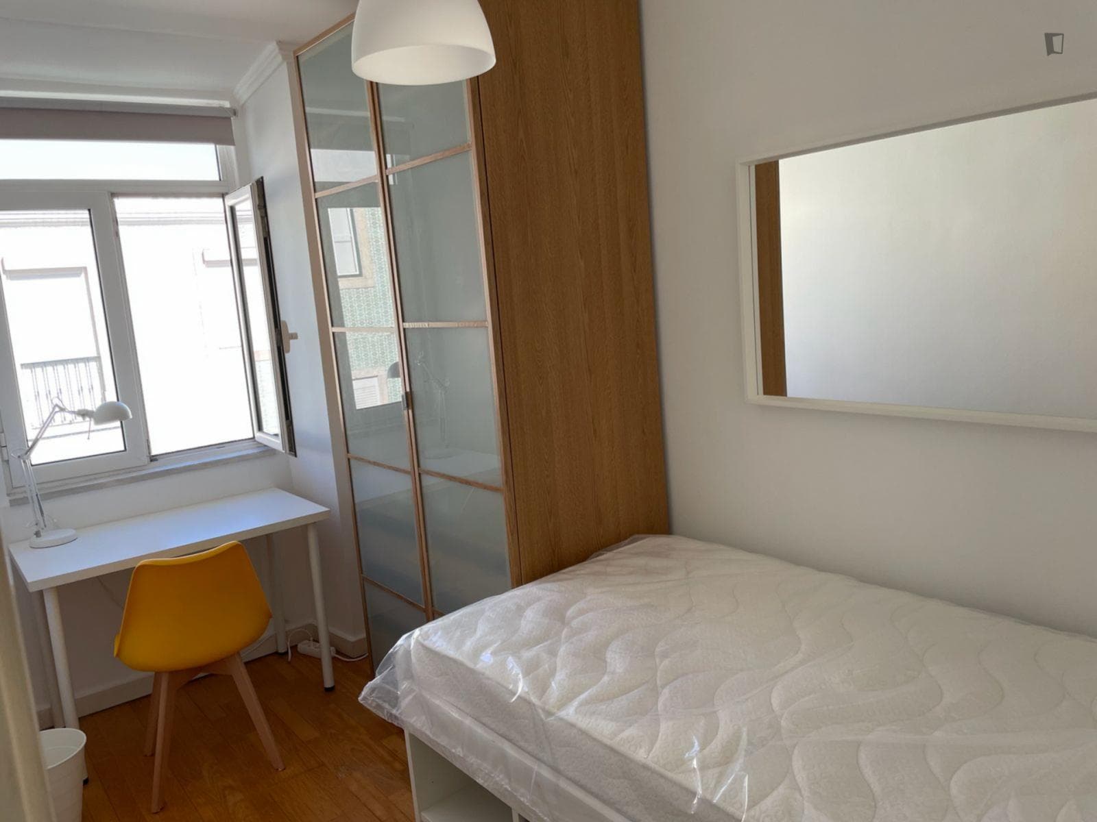 Bright bedroom next to Anjos metro station photo 1