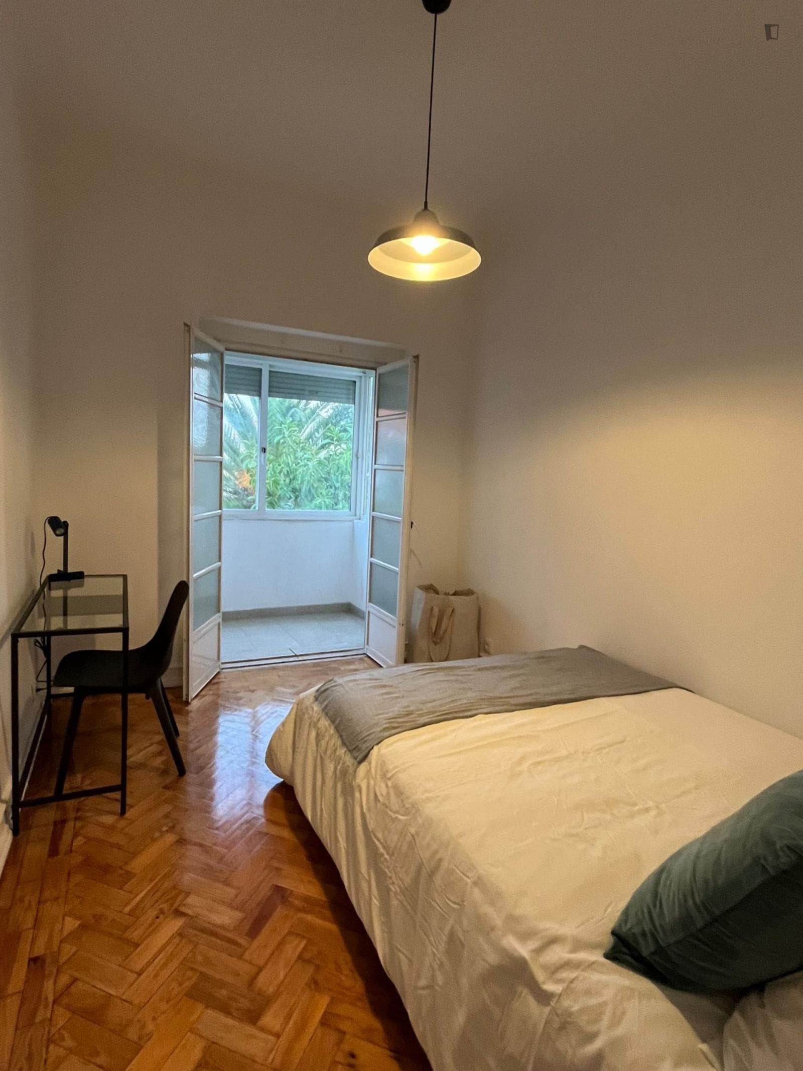 Charming bedroom in a 4-bedroom flat photo 1