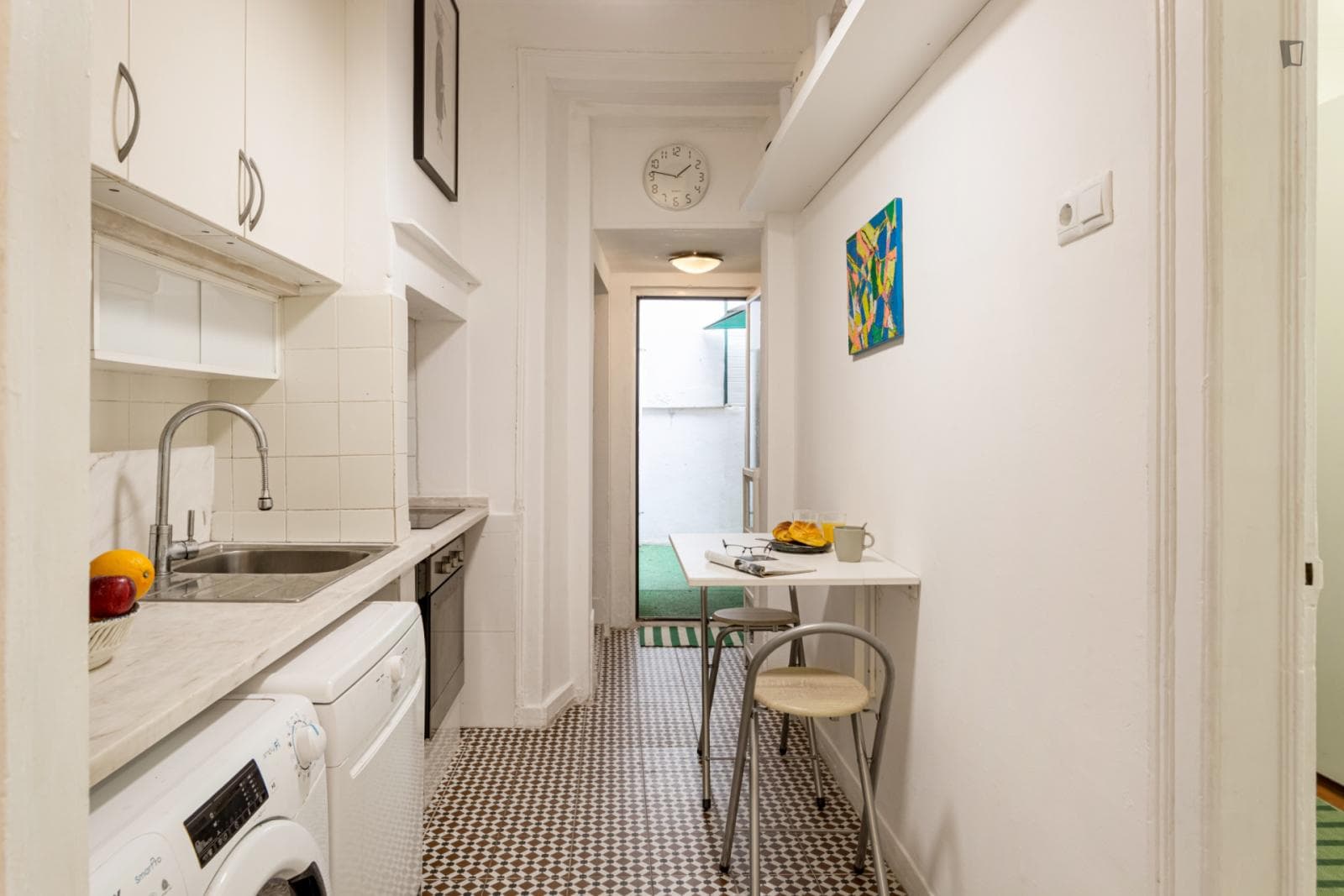 Charming 1-bedroom flat in central Campolide photo 1