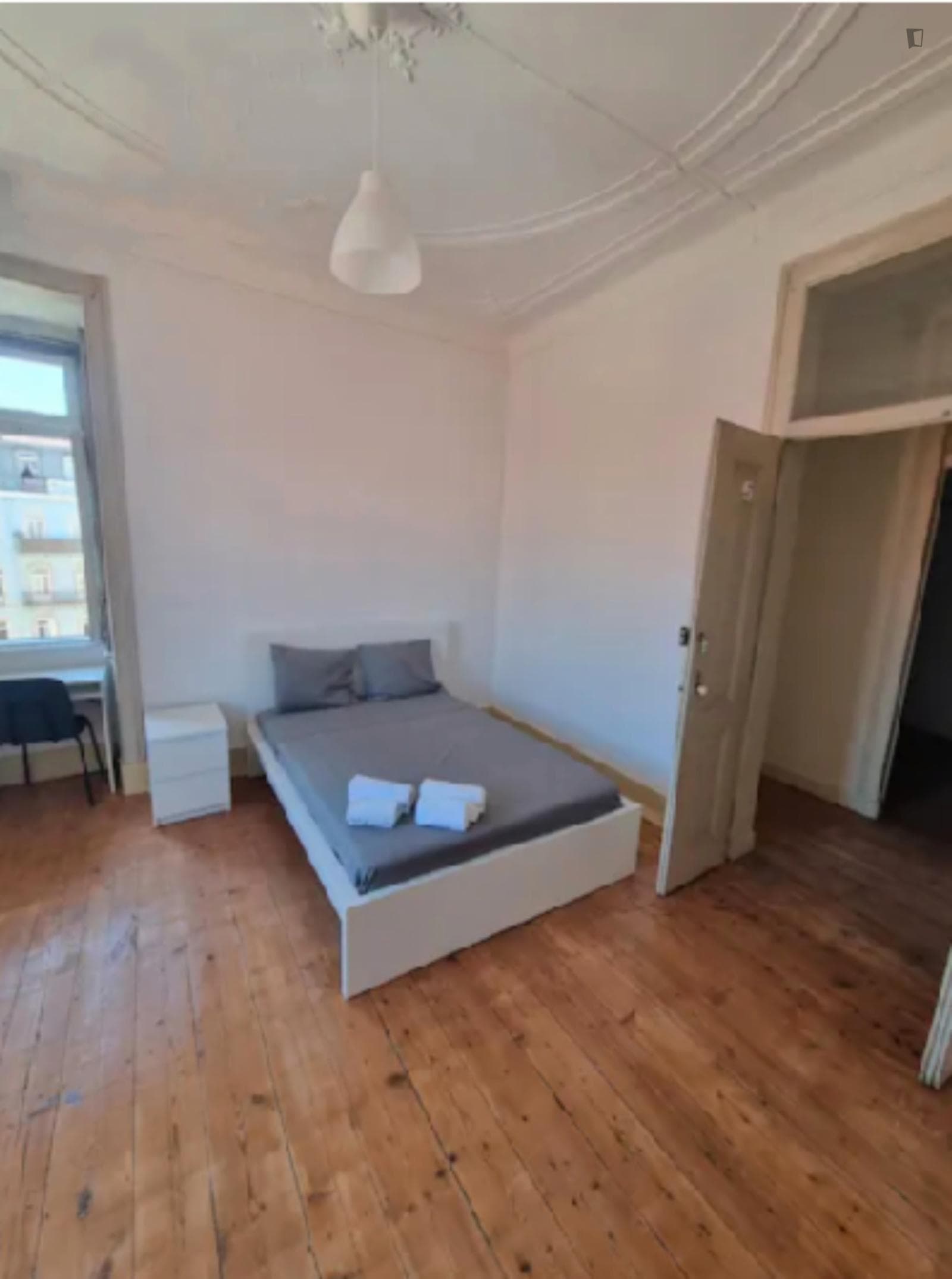 Tempting Double Bedroom close to Lisbon School of Economics and Management photo 1