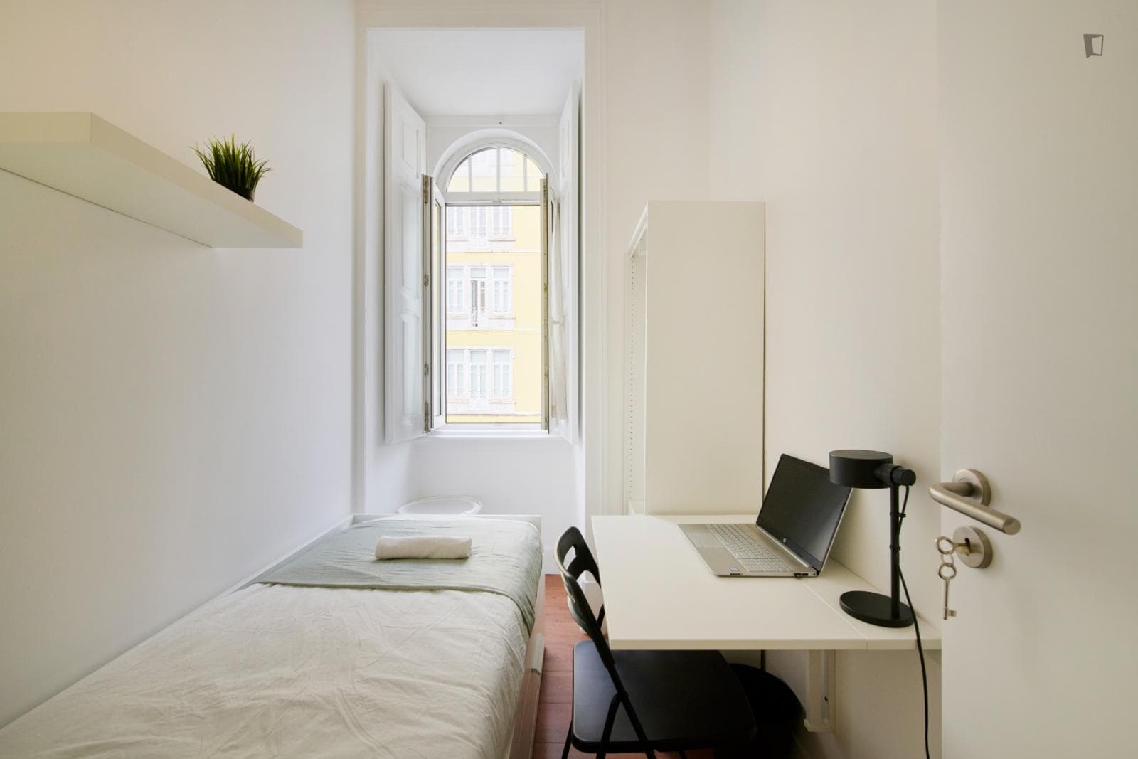 Cool single bedroom in a 9-bedroom flat  photo 1