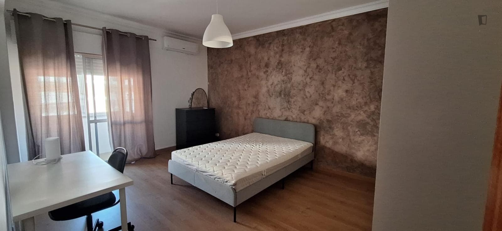 Homely double bedroom in sunny Caparica photo 1