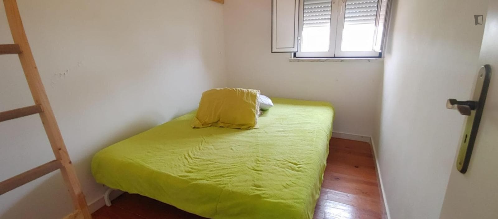 Comfy double bedroom in a 2-bedroom flat  photo 1