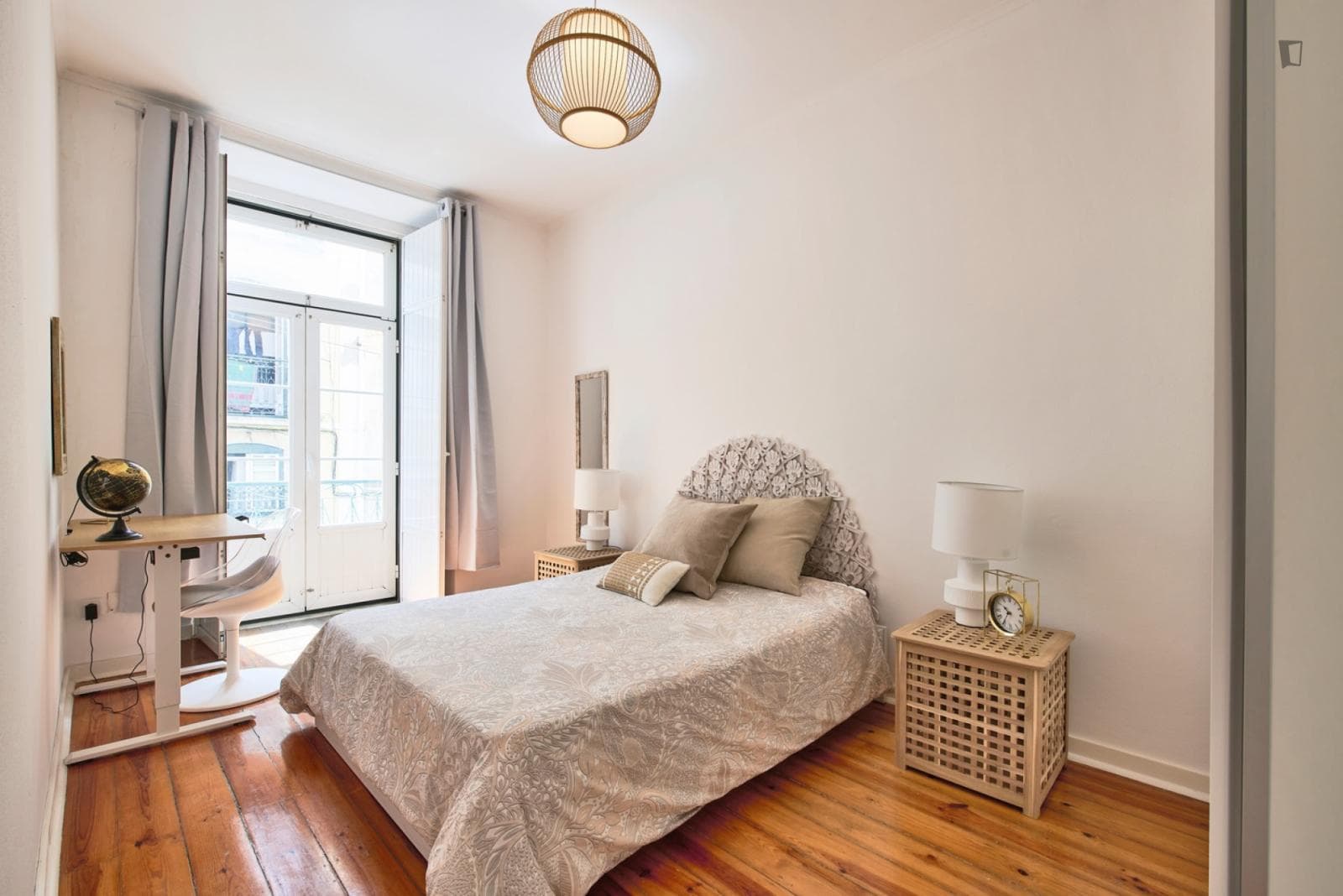 Cozy single bedroom with balcony and outside area photo 1